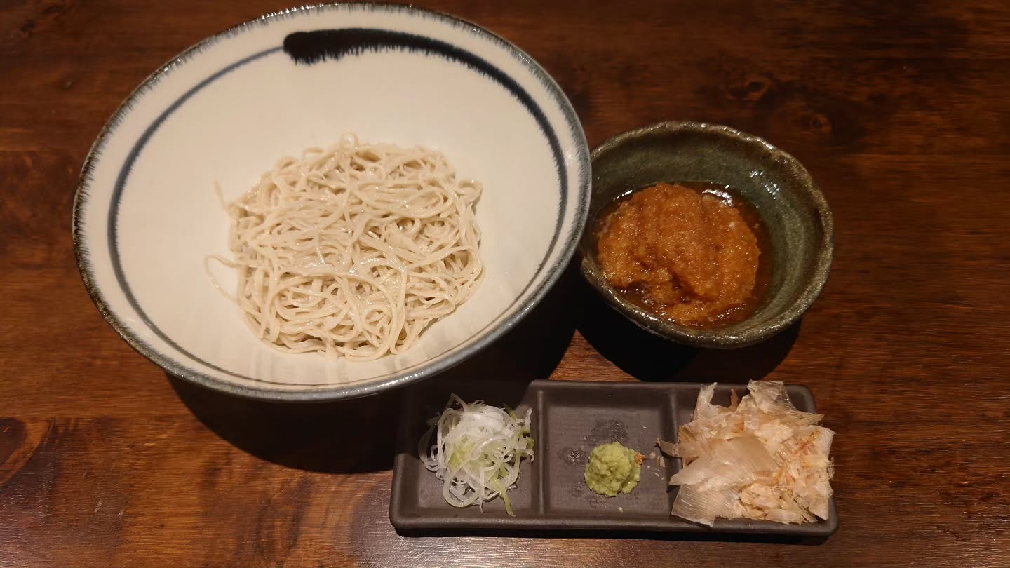 あ、今日マッサージ行けばよかった、KaneHisaです

最近変えたことと言えば、大根
青首大根
辛味大根
どちらも入れてます〜
調べると生のママがいいらしい
熱に弱い消化酵素や辛味成分が身体に良いと
特に大根おろしがおすすめの食べ方だと

と、言うことで
辛味大根を使った「越前おろし蕎麦」
青首大根を鬼おろしで「揚げなすおろし蕎麦」
大根の千切りをのせた「すずしろもり蕎麦」
が良いよ👍
大根サラダみたいなだけじゃなくて刺身のツマとか
普段あんまり食べないかもしれないけど、ぜひ食べてみて
待ってまーす

#KaneHisa
#手打ち蕎麦 
#bangkok 
#โซบะ
#大根

ちなみに大根に含まれる辛味成分はイソチオシアネート類といってわさびの辛味成分と同じ分類に含まれるよ〜(明日役に立たないムダ知識)