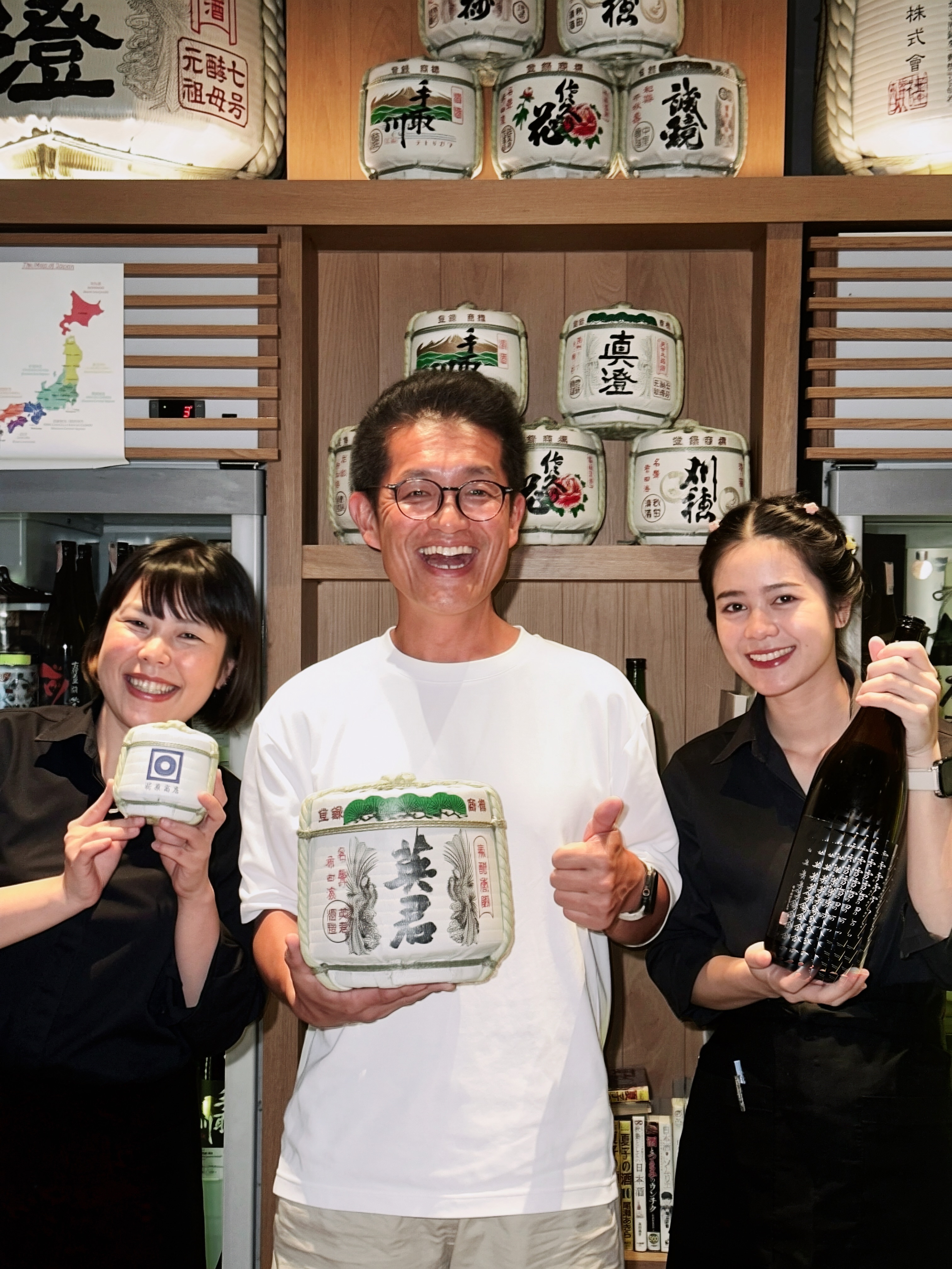A special visit from Khun @nishioyasuharu ✨

It was our pleasure to welcome you to Orihara Shoten Bangkok.
Thank you for stopping by and sharing such a lovely moment with our team.

We truly appreciate your visit and hope to welcome you again soon. 🤍

📌โครงการ Park Lane เอกมัย
เปิดทุกวัน จันทร์-เสาร์: 17:00 - 00:00 น.
(วันเสาร์เปิดเร็ว 14:00 - 00.00น.)
🚗จอดรถในโครงการ Park Lane ได้เลย (สะดวกมากค่ะ)
🚊 BTS เอกมัย (ทางออก 1) เดินต่ออีกนิดก็ถึงค่ะ

#oriharashotenbangkok #sake #ekkamaibar #bangkokbar #thonglor