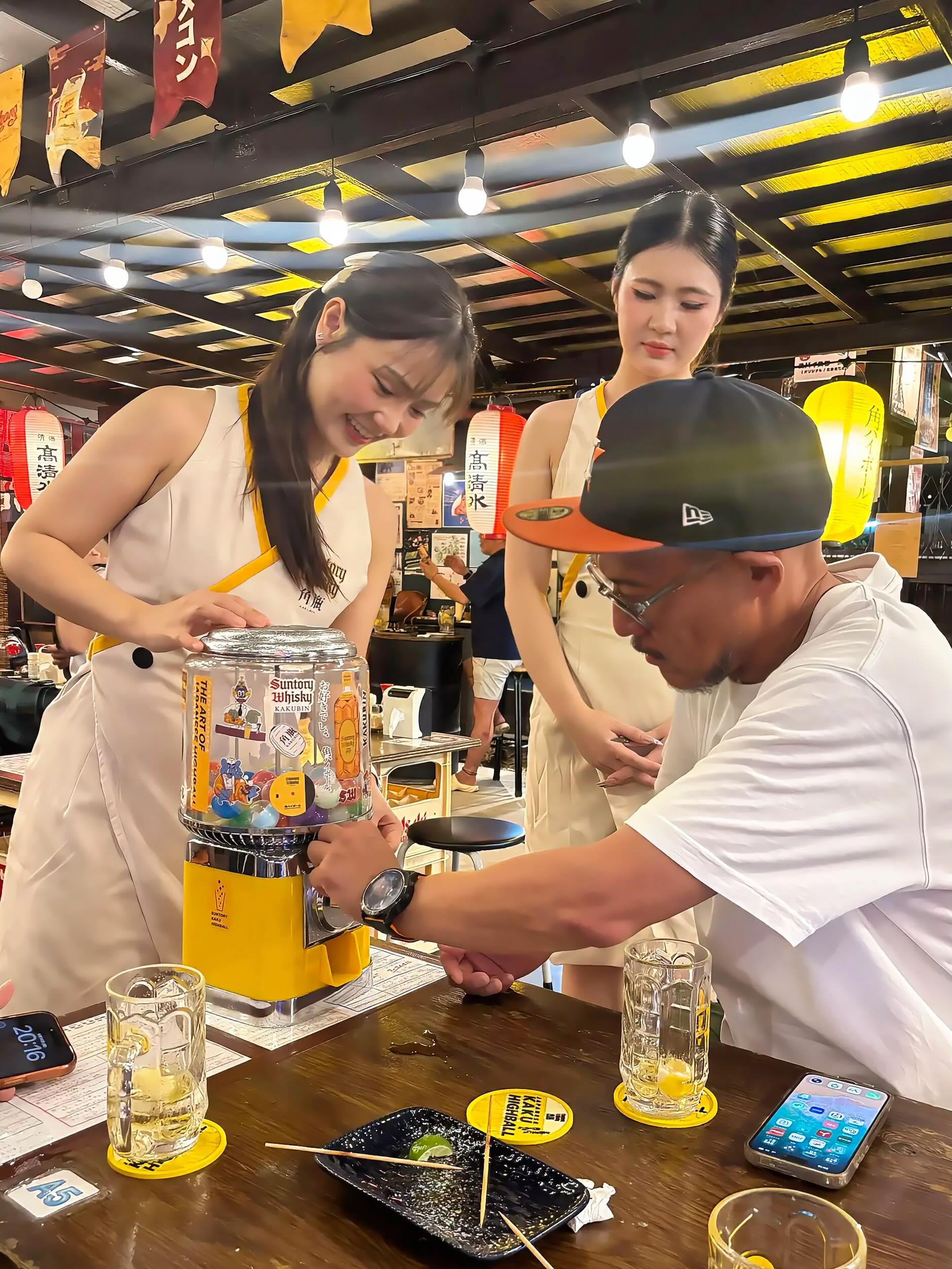 🥃 今週末、トンロー横丁で開催中の
SUNTORY 角ハイボール PROMOTION！

連日たくさんのご来店ありがとうございます！
店内もかなり盛り上がってます🍻🔥

そして本日・日曜日が最終日！

角ハイボールを飲んで、ガラポンにもチャレンジ🎯
最後までみんなで乾杯しましょう！！

本日もトンロー横丁でお待ちしてます🍻

📍Thonglor Yokocho / Thonglor Soi 13

#ThonglorYokocho #SuntoryKakubin #Highball #Thonglor #BangkokIzakaya