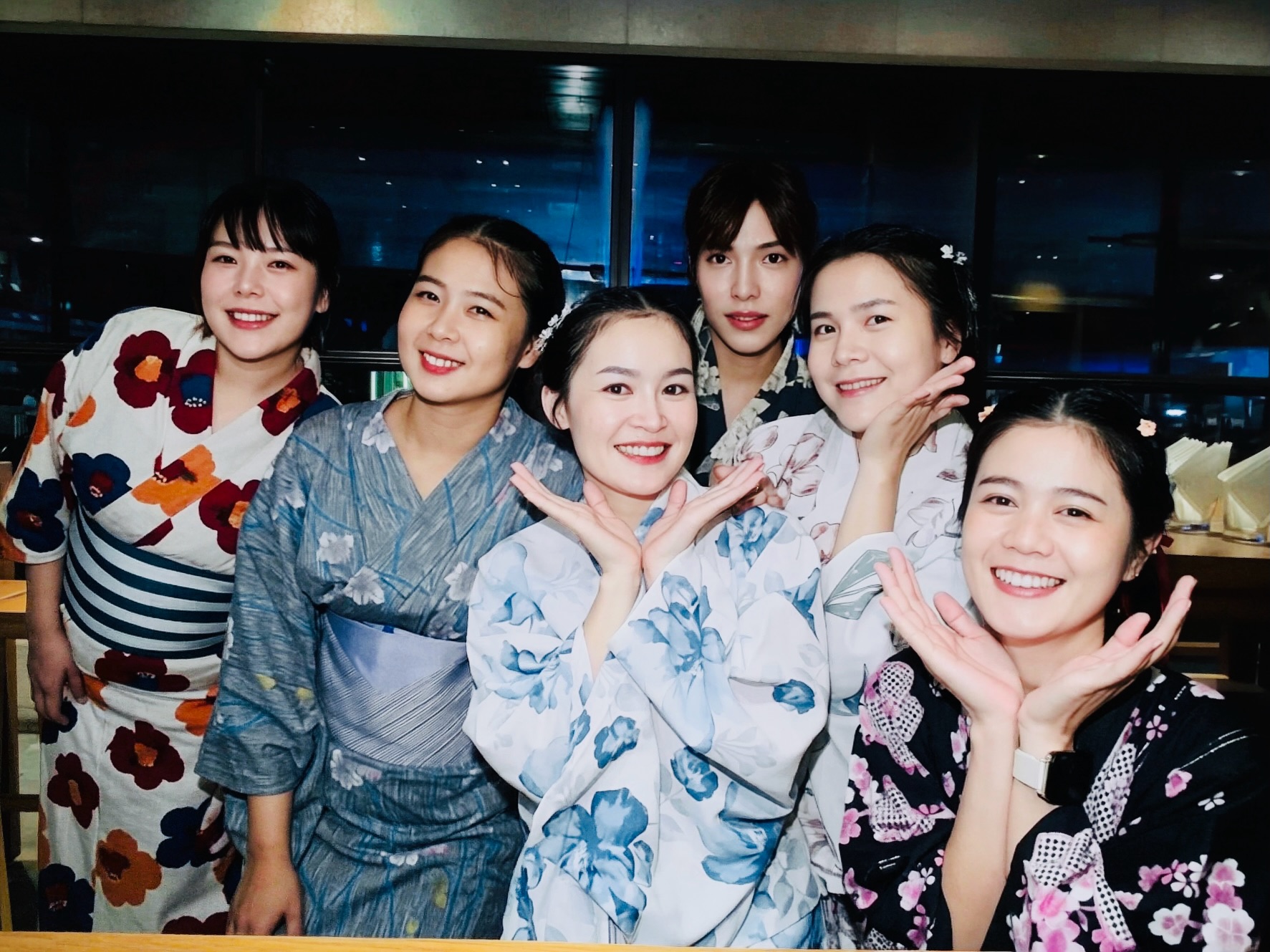 👘🎆 One last summer night at ORIHARA.

Come dressed in your Yukata, enjoy a glass of sake, and spend the evening with us. 🍶✨

Tonight is the last night of ORIHARA SUMMER FES.
Come join us and make it a night to remember. 🎐

📌โครงการ Park Lane เอกมัย
เปิดทุกวัน จันทร์-เสาร์: 17:00 - 00:00 น.
(วันเสาร์เปิดเร็ว 14:00 - 00.00น.)
🚗จอดรถในโครงการ Park Lane ได้เลย (สะดวกมากค่ะ)
🚊 BTS เอกมัย (ทางออก 1) เดินต่ออีกนิดก็ถึงค่ะ

#oriharashotenbangkok #sake #bangkokbar #yukata #oriharasummerfes