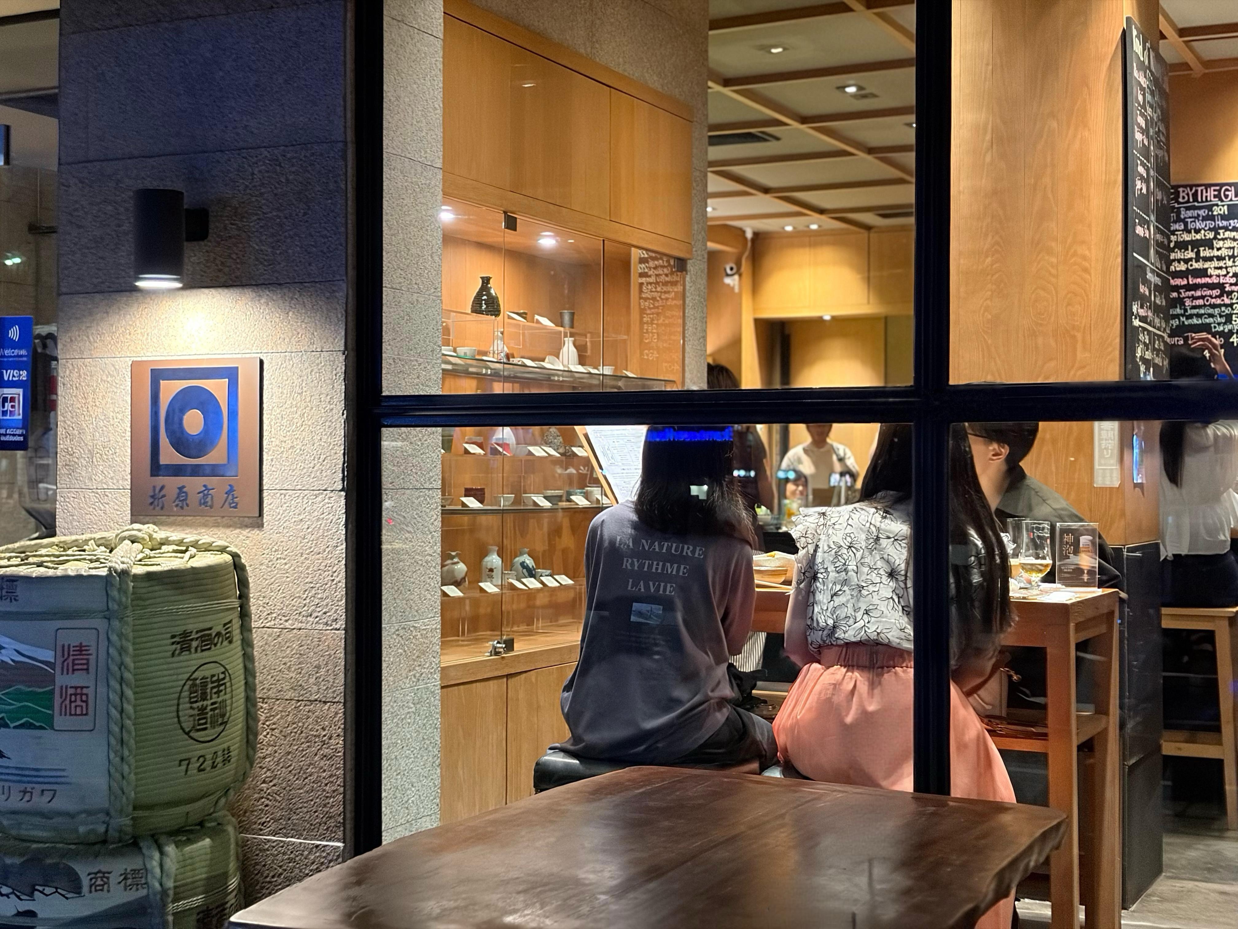 Looking for a place to unwind after work? 🍶

Enjoy good Japanese food, great sake, and a relaxed atmosphere with your friends.

Whether it’s dinner, drinks, or a casual night out Orihara Shoten Bangkok is always a good choice.

📌โครงการ Park Lane เอกมัย
เปิดทุกวัน จันทร์-เสาร์: 17:00 - 00:00 น.
(วันเสาร์เปิดเร็ว 14:00 - 00.00น.)
🚗จอดรถในโครงการ Park Lane ได้เลย (สะดวกมากค่ะ)
🚊 BTS เอกมัย (ทางออก 1) เดินต่ออีกนิดก็ถึงค่ะ

#oriharashotenbangkok #sake #ekkamaibar #bangkokbar #thonglor