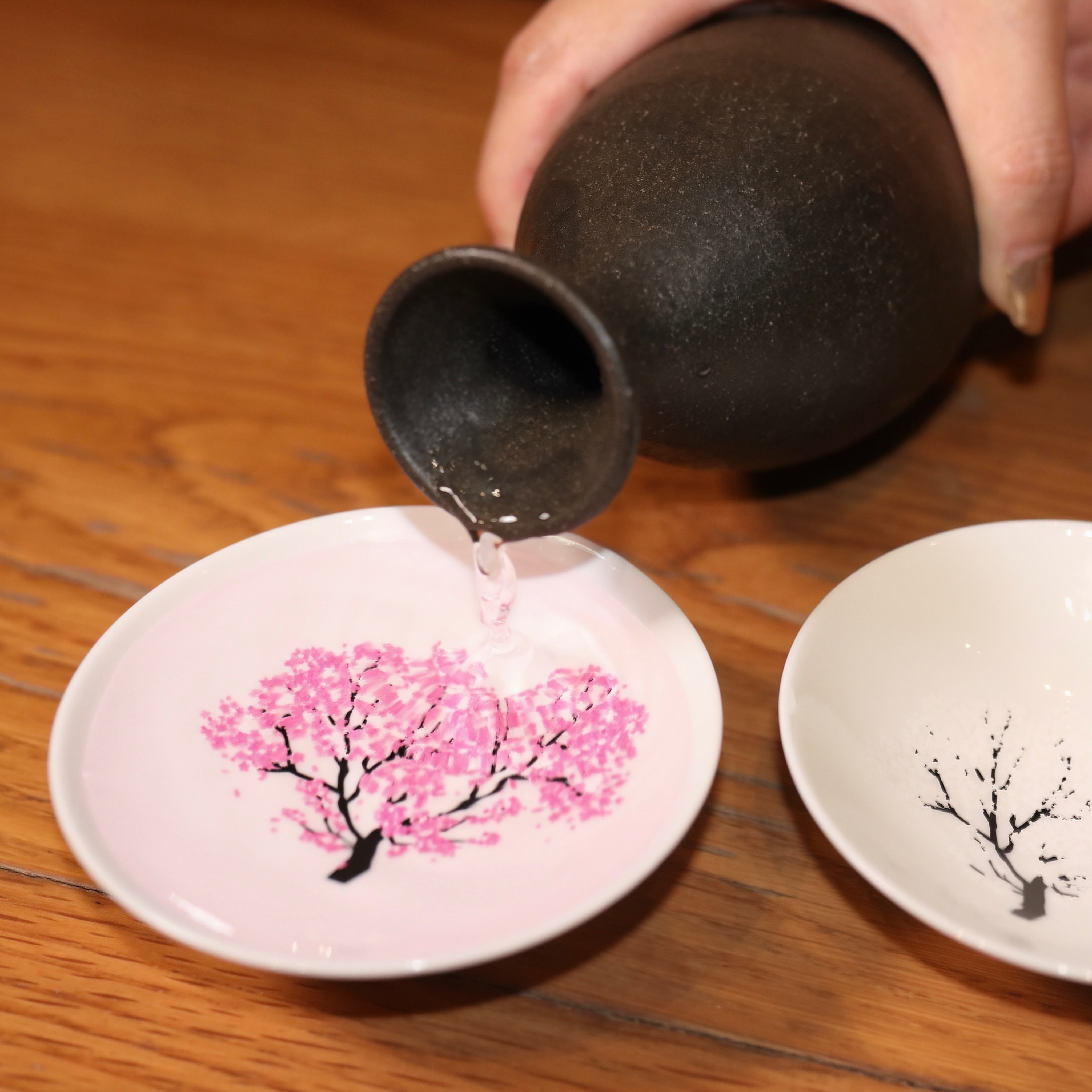 Not sure what to drink? We’ve got you. 🍶✨

With so many sake to choose from at Orihara Shoten Bangkok, here’s always something new to discover.

Just tell our team what kind of taste you like fruity, refreshing, smooth or sweet and we’ll help you find one you’ll love.

Come by, have a chat with us, and let’s find your perfect sake together. 🤍

📌โครงการ Park Lane เอกมัย
เปิดทุกวัน จันทร์-เสาร์: 17:00 - 00:00 น.
(วันเสาร์เปิดเร็ว 14:00 - 00.00น.)
🚗จอดรถในโครงการ Park Lane ได้เลย (สะดวกมากค่ะ)
🚊 BTS เอกมัย (ทางออก 1) เดินต่ออีกนิดก็ถึงค่ะ

#oriharashotenbangkok #sake #ekkamaibar #bangkokbar #thonglor