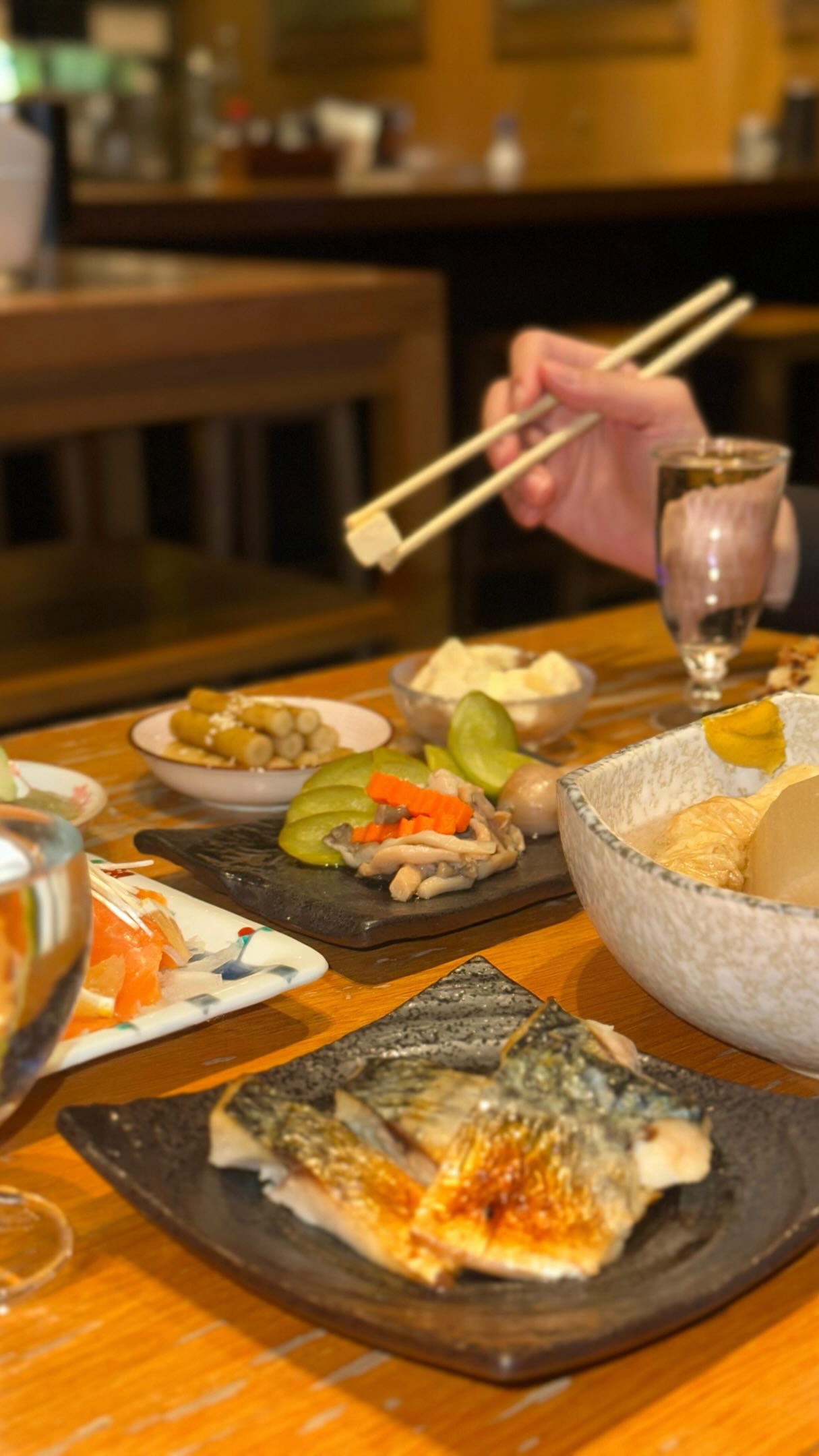 Where Sake Meets the Art of Dining.

A table of flavors, thoughtfully paired.

From delicate dishes to rich, savory bites, explore a selection of food designed to complement the character of each sake bringing out nuances, aromas, and flavors in every pairing.

At Orihara Shoten Bangkok, every glass is an invitation to discover something new.

Come for the sake.
Stay for the pairing.

📌โครงการ Park Lane เอกมัย
เปิดทุกวัน จันทร์-เสาร์: 17:00 - 00:00 น.
(วันเสาร์เปิดเร็ว 14:00 - 00.00น.)
🚗จอดรถในโครงการ Park Lane ได้เลย (สะดวกมากค่ะ)
🚊 BTS เอกมัย (ทางออก 1) เดินต่ออีกนิดก็ถึงค่ะ

#oriharashotenbangkok #sake #ekkamaibar #bangkokbar #thonglor