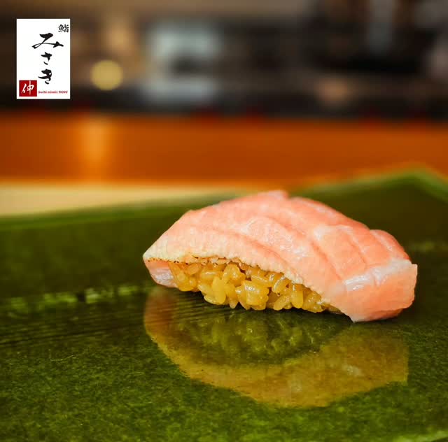 【Misaki×NOBU 1year only Limited collaboration.!!】
▷▶︎▷LINE→@sushimisakinobu▶▷

美味しい鮪を更に美味しくする。
シャリと鮪でご満足いただけるように

鮪は乾燥熟成させ、旨味を最大限に引き出しております!!

そしてシャリはこだわりの赤酢を使用し
パンチの効いた、記憶に残るお鮨をご提供しております。

シンプルの中にも奥深さを……
シンプルだかこそ味わえる美味しさを

是非ともご賞味くださいませ！

なお
貸切やケータリング、
月曜日の営業にもご対応させていただきますので
お気軽にご連絡くださいませ！

Location: 
50 GMM Grammy PLACE, Sukhumvit 21 Rd. (Asoke), Khlongtoeinuea,Wattana, Bangkok 10110, Thailand

Sushi Misaki Nobu (GMM grammy place BF1)
sun-tue chef 【Misaki】
wen-sat chef【NOBU】

Reservation: 
Sushi Misaki Nobu/062-495-2386

Dine-in time: 
sun-tue 18:00～23:00
wen-sat 12:00～23:00
※anytime customer choose reservation time
close 23:00
open Everyday

menu:
special course 5000THB＋＋

#sushimisaki
#sushimisakinobu
#鮨みさき
#鮨みさき伸
#バンコク
おまかせ
Bangkok
omakase
sushi
鮨
寿司
タイ
Thailand
デート
接待