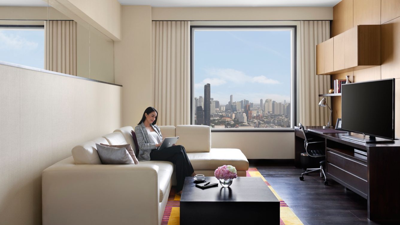 新しい住まいをお探しですか？✨

スクンビット24に位置するMarriott Sukhumvit Park Bangkokは、広々としたスタジオや1ベッドルームのユニットを提供しています。45㎡のスタジオは83,000バーツでご利用いただけ、1ベッドルームは65㎡と85㎡の選択が可能で88,000バーツからお選びいただけます。

この物件は、豪華な朝食付きで、広いファシリティーを誇ります🏊‍♂️。中庭でリラックスしたり、ワーキングスペースを利用したり、充実したプールやジムでフィットネスを楽しむことができます。また、テニスファンには嬉しいテニスコートも完備🎾。

心身ともにリフレッシュできる環境を整えて、新しい毎日をスタートしませんか？

Are you looking for a new home? ✨

Located on Sukhumvit 24, Marriott Sukhumvit Park Bangkok offers spacious studios and one-bedroom units. The 45 sqm studios are available for 83,000 Baht, and the one-bedroom units are available in 65 sqm and 85 sqm options starting from 88,000 Baht.

This property boasts luxurious breakfasts and expansive facilities 🏊‍♂️. You can relax in the courtyard, use the working space, or enjoy fitness in the fully equipped pool and gym. There's also a tennis court, perfect for tennis fans 🎾.

Why not start a new chapter in an environment where both your mind and body can feel refreshed?

#バンコク生活
#不動産仲介
#高級賃貸
#テニスコート付き
#紅樹株式会社