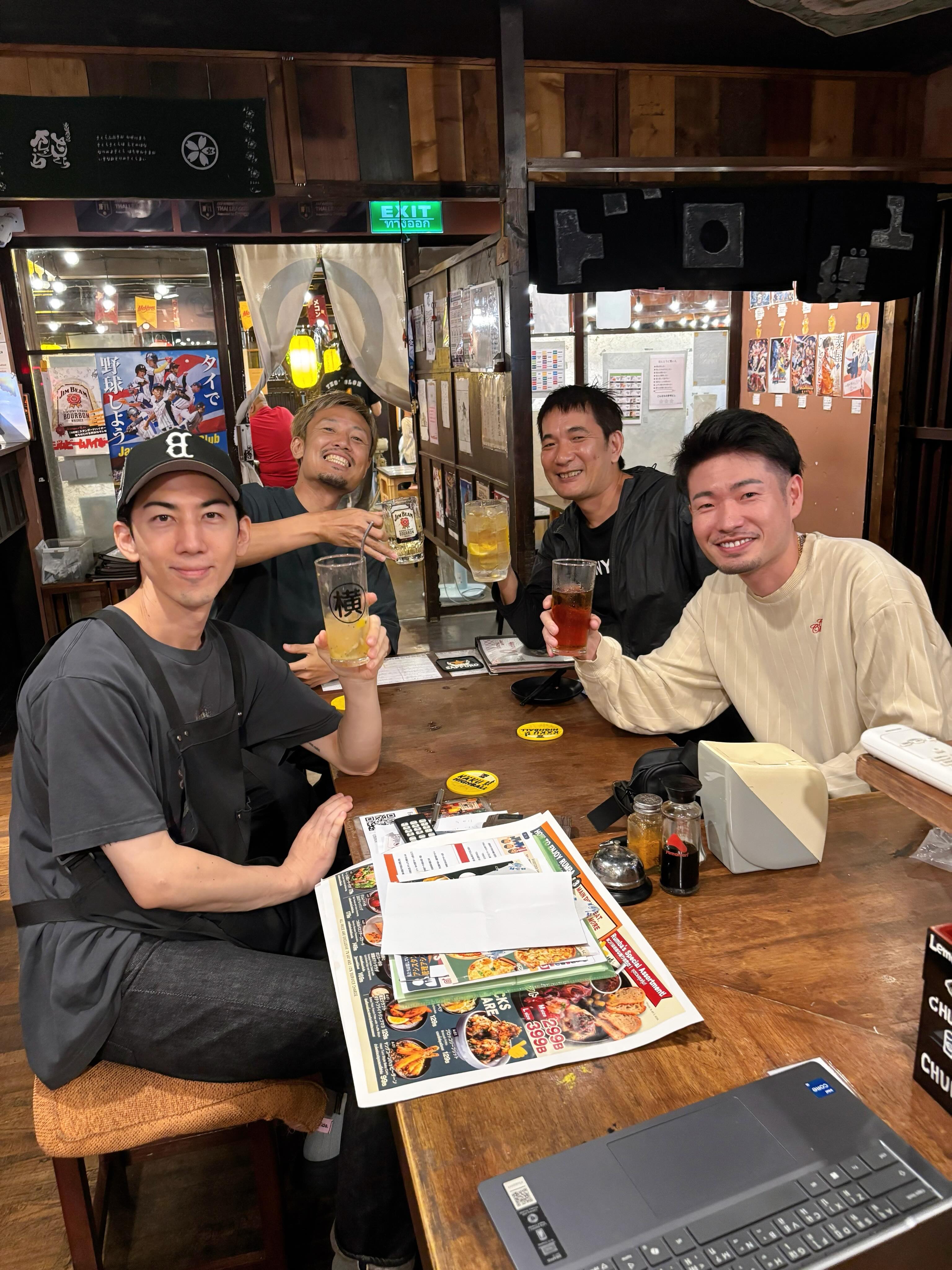 เพื่อนๆ พี่ๆ น้องๆ ในวงการร้านอาหารมาเยี่ยม Thonglor Yokocho 🍻🇯🇵

ทุกคนเป็นเจ้าของร้านอาหารที่กำลังตั้งใจทำธุรกิจและสู้ไปด้วยกันที่กรุงเทพฯ

ถึงแม้แต่ละคนจะมีร้านและสไตล์ที่แตกต่างกัน
แต่สิ่งหนึ่งที่เหมือนกันคือ
อยากส่งต่อ “ความอร่อยแบบญี่ปุ่น” ให้คนในประเทศไทยได้รู้จักมากขึ้น

ไม่ใช่แค่อาหารเท่านั้น
แต่อยากส่งต่อทั้งการบริการแบบญี่ปุ่น
การต้อนรับ และวัฒนธรรมการกินดื่มแบบอิซากายะด้วย

ดีใจที่ได้เจอคนในวงการเดียวกัน
ได้พูดคุย แลกเปลี่ยน และเป็นแรงผลักดันให้กันครับ 🙌

มาช่วยกันทำให้วงการร้านอาหารญี่ปุ่นในกรุงเทพฯ สนุกและคึกคักขึ้นไปอีกครับ！🍻

バンコク🇹🇭で頑張る飲食店経営者の皆さんと🍻
お店は違っても「日本の美味しい、日本の接客や文化を伝えたい」という想いは一緒。これからもみんなでバンコクの飲食業界を盛り上げていきましょう♪( ´θ｀)ノ

#ThonglorYokocho #ทองหล่อ #ร้านอาหารญี่ปุ่น #อิซากายะ #BangkokJapaneseFood