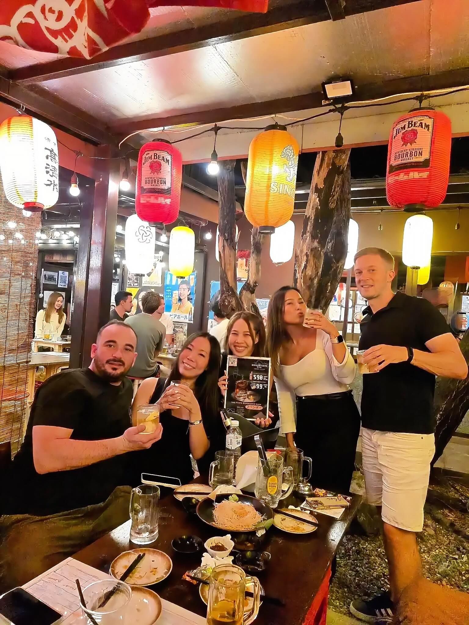 🥃 FRIDAY & SATURDAY NIGHT at THONGLOR YOKOCHO 🇯🇵

金曜・土曜限定‼️
THE MOUNTAIN KING イベント開催🔥

トンロー横丁で週末の一杯🥃✨
店内を回ってMountain Kingをご紹介します！

🥃 GLASS 99B
🍾 BOTTLE 590B

初めての方もぜひこの機会に👌
日本の居酒屋の雰囲気の中で、みんなで乾杯しましょう🍻

ทุกวันศุกร์และเสาร์ 🔥
มาสนุกกับ THE MOUNTAIN KING ที่ Thonglor Yokocho 🇯🇵

🥃 แก้วละ 99B
🍾 ขวดละ 590B

ชวนเพื่อนมา IZAKAYA NIGHT ที่ทองหล่อกันครับ!

📍Thonglor Yokocho / Thonglor Soi 11
📩 Reservation → DM

#ThonglorYokocho #BangkokIzakaya #Thonglor #BangkokNightlife #MountainKing