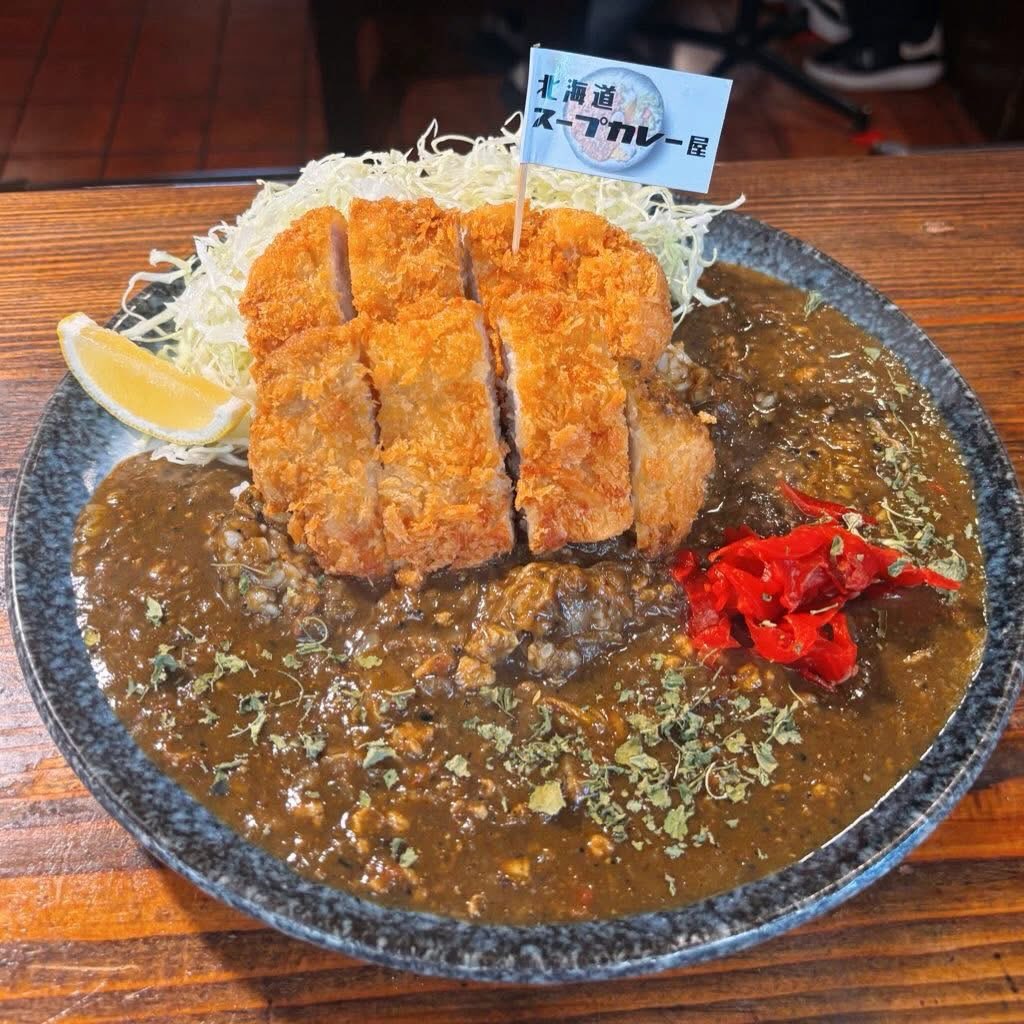 🍛 Black Katsu Curry

Mon-Fri 11:30-15:00 17:00-0:00
Sat-Sun 11:30-0:00
(Curry Lo 22:00)

แกงกะหรี่ดำรสเข้มข้น หอมเครื่องเทศ
เคี่ยวจากหอมใหญ่ที่ผัดอย่างช้าๆ จนได้รสหวานและความกลมกล่อม
เพิ่มความหอมด้วย น้ำมันกระเทียมไหม้ (Mayu) และงาดำ
นี่แหละคือความหอมและสีดำอันเป็นเอกลักษณ์ของเมนูนี้ 🖤🍛

โปะด้วย ทงคัตสึทอดกรอบ เนื้อแน่นเต็มคำ 💥
เลือกขนาดได้ตามความหิว
100g หรือจัดเต็ม 200g!

แนะนำให้เริ่มกินกับแกงกะหรี่เข้มข้นแบบเต็มๆ ก่อน
ระหว่างทางลองกินคู่กับกะหล่ำปลี จะช่วยให้รสเบาลงและสดชื่นขึ้น
พอกินไปประมาณครึ่งหนึ่ง บีบเลมอนลงไป 🍋
รสชาติจะเปลี่ยนไปอีกแบบ กินต่อได้แบบไม่เลี่ยน!

🍛 Black Katsu Curry
100g　280B
200g　340B

📍
@thonglor_yokocho /  @hokkaido_soupcurry_bkk 

#ทองหล่อ #ร้านอาหารญี่ปุ่น #แกงกะหรี่ญี่ปุ่น #ทงคัตสึ #Blackcurry