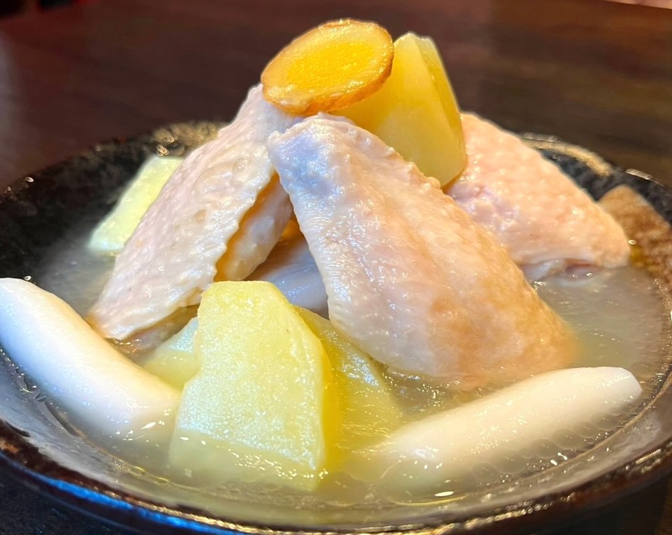 連日の盛り上がり誠にありがとうございます😊
今日も気合い入ってます😄
皆様のご来店お待ちしております🙇

おひとりさま大歓迎！
カウンター席大人気

おばんざい、鉄板焼きメニュー
二階テーブル席、三階個室完備
一階カウンター席でもオーダー可能です

黒兵衛では
各種ご宴会のご予約承ります♪
コース1,000バーツ〜
飲み放題 300バーツor 400バーツ

二階テーブル席
三階9名様までの小宴会用個室ございます。

よろしくお願いします♪
8月もHappy hour 開催中です
17:00〜19:30

キリンビール大瓶　120B
ウィスキーハイボール　80B

Happy hour in  August❗️
17:00〜19:30
Kirin Beer Big Bottle 120B
Whisky Hi-ball 80B

#バンコク創作料理居酒屋 #バンコク日本料理店 #バンコク小料理屋 #バンコクおひとりさま #バンコク1人飲みプラカノン バンコク日本人女性スタッフ常駐 バンコクおかみさん バンコクお好み焼き屋 バンコク鉄板焼き  バンコクおばんざい  japanesefood bangkok phrakhanong japaneserestaurant reopen happyhour obanzai bangkokokonomiyaki bangkokteppanyaki