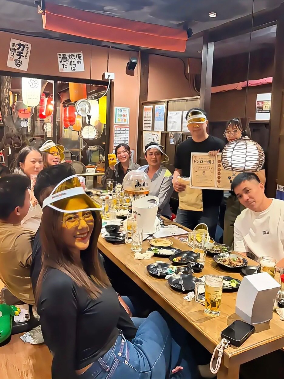 🎉
วันนี้ฉลองครบรอบ 13 ปี วันที่ 2!
ขอบคุณลูกค้าทุกคนที่มาร่วมสนุกกับเราเมื่อวานนี้ครับ 🙏
วันนี้มาดื่ม Asahi, Kaku Highball และลุ้นรางวัลจากกาชาปองกันต่อ! 🍺🥃🎯
เปิดยาวตั้งแต่ 11:30–00:00 น.

🎊 トンロー横丁 13周年祭🎊

昨日は初日からたくさんのご来店‼️
本当にありがとうございました🍻🔥

店内は終始ワイワイ！
🍺 Asahi生ビール祭り
🥃 サントリー角ハイ祭り
🎯 ガラポンも大盛り上がり
景品が続々出ましたよ♪( ´θ｀)ノ

そして本日は周年祭2日目！！
土日は 11:30〜0:00まで通し営業！

🍺 11:30〜17:00 🌙 19:00〜LAST
周年スペシャル価格

🔥 17:00〜19:00
Asahi生ビール＆ハイボール&サワー系
BUY 1 GET 2 FREE！！

みんなでトン横13周年を楽しみましょう🍻🔥

Day 2 of our 13th Anniversary! 🎉
Thank you everyone for an amazing first night!
Asahi, Kaku Highball & our lucky draw are back again today 🍻🎯
Open 11:30 AM–Midnight!

📍Thonglor Yokocho / Thonglor Soi 11

#トンロー横丁 #ThonglorYokocho #Thonglor #BangkokIzakaya #居酒屋