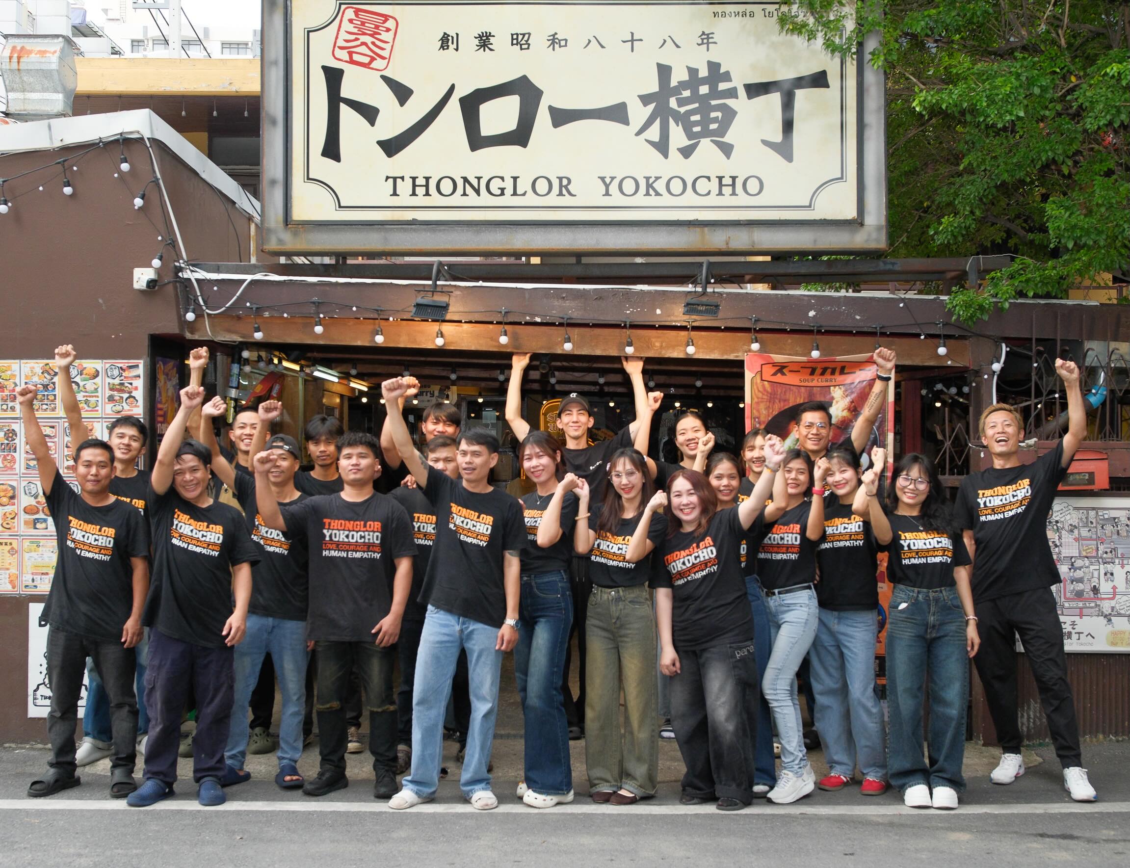 🎊 トンロー横丁 13周年祭
いよいよ本日、最終日です‼️

初日、2日目とたくさんのご来店ありがとうございます✨

そして今日、9/6(日)がラスト🔥
最後までスタッフみんなで盛り上げます！！

🍺 11:30〜17:00 19:00-ラスト
アサヒ生 77B　ハイボール特別価格

🍻 17:00〜19:00
アサヒ生・ハイボール・酎ハイ
Buy 1 Get 2 FREE‼️
1杯分の値段で3杯楽しめます！

🎁 ハズレなしガラポンも開催！Tシャツ、グッズ、お酒、お食事券など、いろいろ当たります👏

🍛 周年限定メニュー
静岡生シラスの和出汁スープカレー 200B

本日は11:30〜24:00まで通し営業です！

13年間、トンロー横丁を続けてこられたのも、いつも来てくださる皆さんのおかげです。

周年祭の締めくくり、ぜひ一緒に乾杯しましょう🍻
スタッフ一同、お待ちしています！！

📍Thonglor Yokocho / トンロー横丁
Thonglor Soi 11, Bangkok

#トンロー横丁 #トンロー居酒屋 #バンコク居酒屋 #ThonglorYokocho #BangkokIzakaya