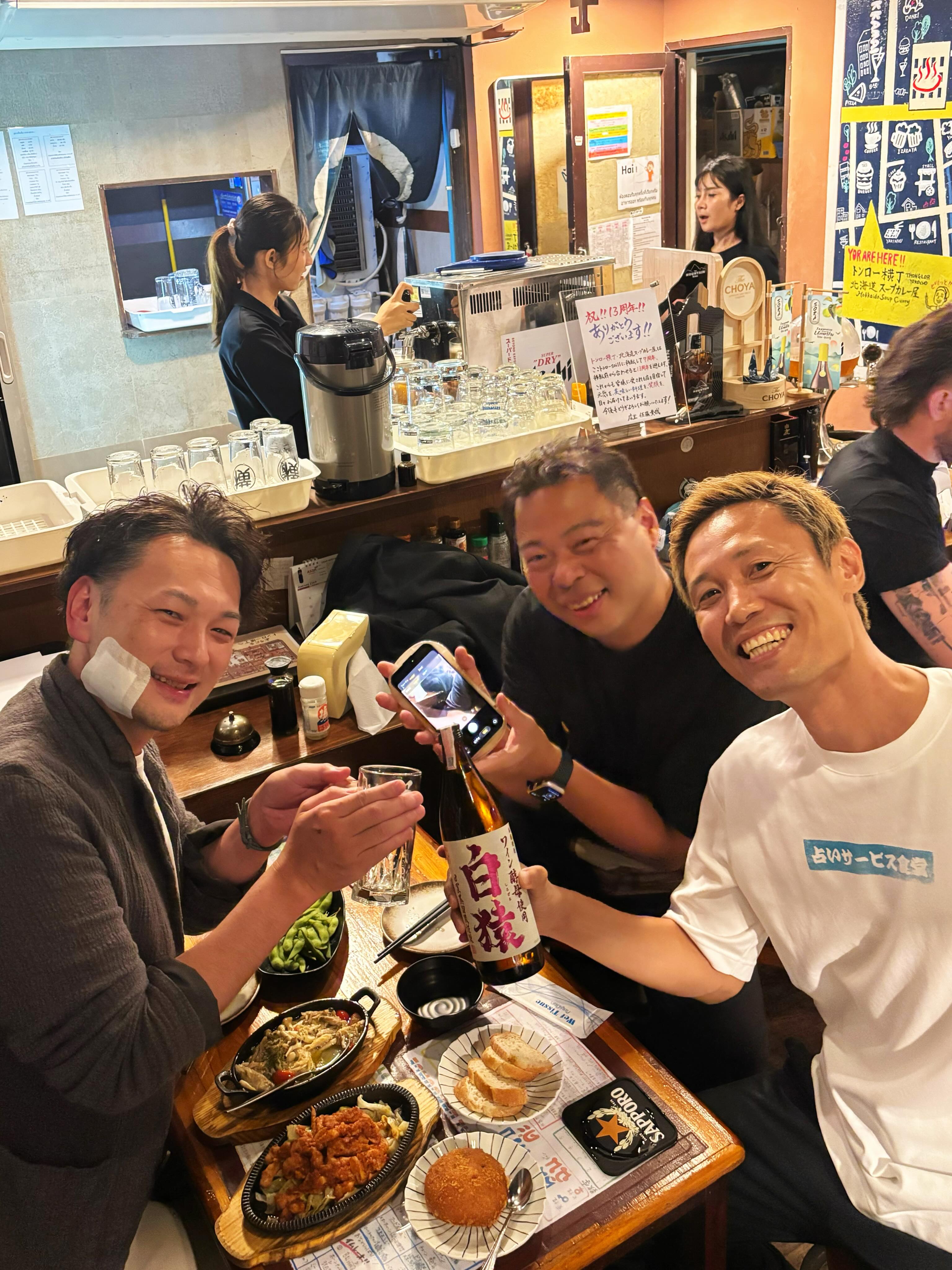 KANPAI at THONGLOR YOKOCHO 🍻🇹🇭🇯🇵

昨夜もたくさんのご来店ありがとうございました！
日本人のお客様はもちろん、タイの方、海外の方まで、いろんなお客様と一緒に乾杯できた楽しい夜でした🍻😃

こういう光景を見ると13年続けてきて良かったなと🤝
今夜もトンロー横丁でピリッとお待ちしてます！！

เมื่อคืนขอบคุณทุกคนที่มาสนุกด้วยกันที่ทองหล่อโยโกโจนะครับ 🍺
เมื่อคืนมีกิจกรรม Asahi บรรยากาศสนุกมาก ได้ชนแก้วกับลูกค้าทั้งชาวไทย ญี่ปุ่น และชาวต่างชาติ

คืนนี้เจอกันที่ Thonglor Yokocho ครับ!

Thank you for another great night! 🍻
Japanese, Thai, locals and visitors — everyone together at Thonglor Yokocho.

See you tonight♪( ´θ｀)ノ

#ThonglorYokocho #Thonglor #BangkokIzakaya #JapaneseIzakaya #AsahiBeer