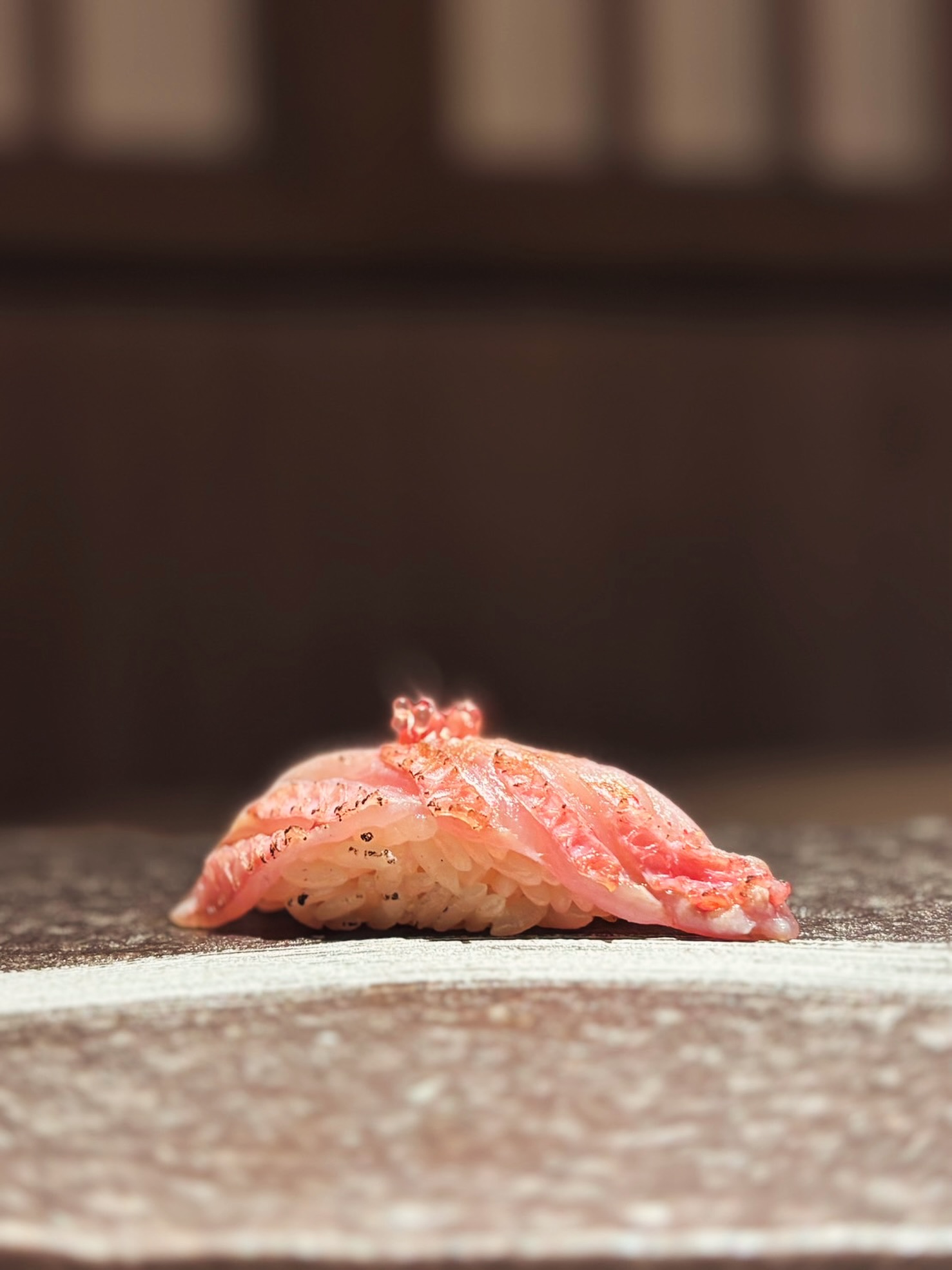 Kinmedai Sushi

Rich and buttery kinmedai is finished with delicate Awayuki salt and finger lime, highlighting its refined sweetness with a refreshing burst of citrus.

คินเมไดเนื้อแน่นมันกำลังดี เสิร์ฟพร้อมเกลืออะวะยูกิเนื้อละเอียดที่ละลายในปาก และฟิงเกอร์ไลม์ ช่วยขับความหวานละมุนของเนื้อปลาให้โดดเด่น พร้อมเติมรสเปรี้ยวสดชื่นที่แตกกระจายในปาก

#bangkokseafood 
#bangkoksushi 
#bangkokfoodies