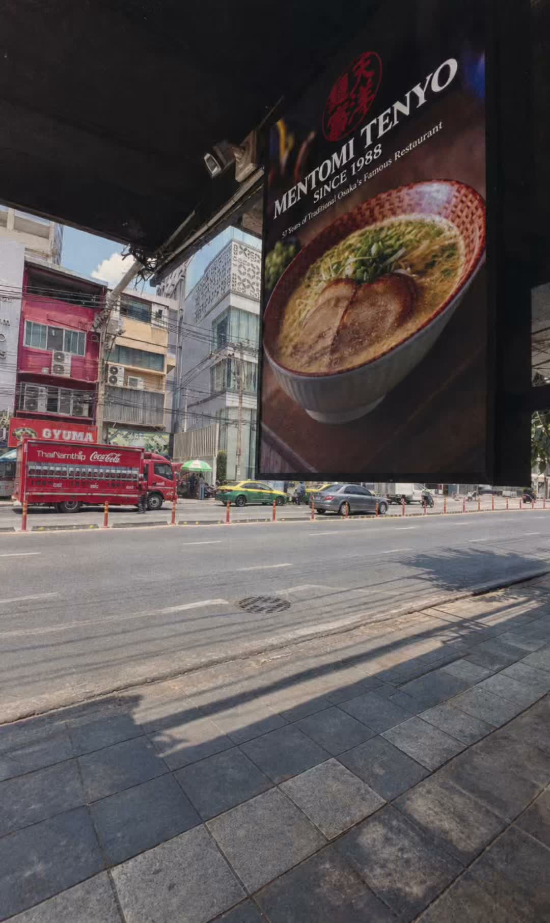 ลมเย็นเริ่มมา…แต่แดดก็ยังร้อนอยู่ดี 🔥😎🔥
ราเมงพร้อมเสิร์ฟ 🍜
เครื่องดื่มก็มี 🥤
แอร์ก็เย็นชะมัด ❄️

#ramenbkk #bangkokramen #thonglor #btsthonglor #ramen #ramennoodles #mentomi