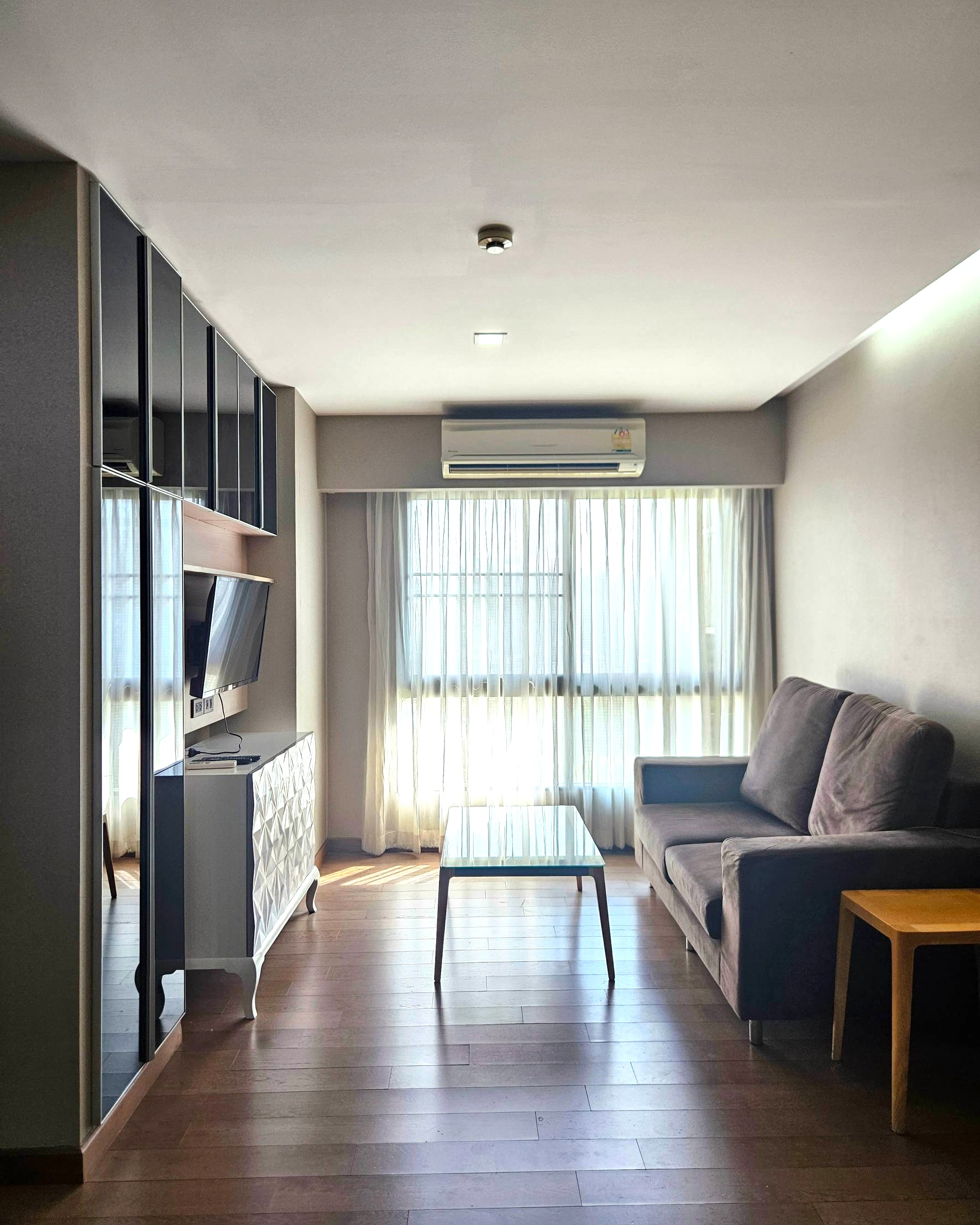 落ち着いたトンローの一角に魅力溢れる物件があります🏡 1ベッドルーム・45㎡・賃料30,000バーツのTidy Thonglorは、静けさと便利さを兼ね備えた住まいです。

この低層の小規模レジデンスは、派手さはないものの家庭的な雰囲気が漂います。大通りまではほんの数分で出られるため、ショッピングやカフェ巡りも手軽に楽しめます☕️

静かな環境を愛する方にはぴったりの場所。 のんびりとした時間を過ごしながら、トンローの利便性を満喫してみませんか？

内見をご希望の方は、お気軽にDMでお問い合わせください💌

#トンロー暮らし
#静かな暮らし
#タイ生活
#紅樹株式会社
#低層物件