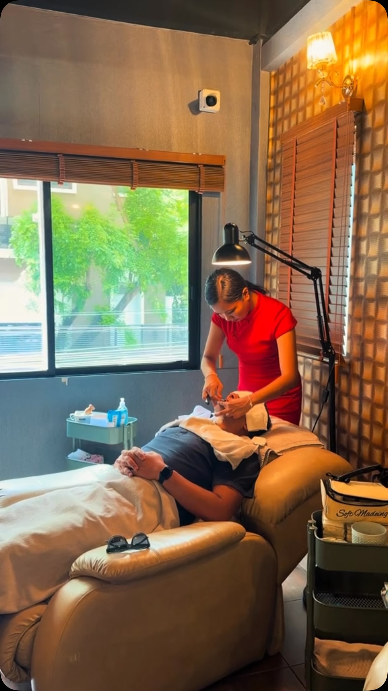 A soft reset for your body
and a fresh start for your mood✨💕
Welcome to body care works 
📍Location Sukumvit soi18 

You can make a reservation at here👇
☎️ 02 124 5246
DM (X or FACEBOOK)
WhatsApp +66 98 925 5888
#bodycareworks #สปาเวียดนาม #relaxing #vietnambarber