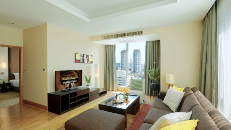 ペットと一緒に贅沢な暮らしはいかがでしょうか？🐾

サトーンエリアの知名物件「Ascott Sathorn」で、ペットとの生活を始めるチャンスがやってきました🌟！この物件は、ゆったりとした広さと洗練されたデザインが魅力です。最近リノベーションを行い、さらに居心地の良い空間に生まれ変わりました。

1ベッドルームで75㎡の広々とした間取りを、月々84,000バーツからご利用いただけます。開放感たっぷりのお部屋で、日々の生活に豊かさをプラスしてみませんか？2ベットや3ベットもあります。

さらに、BTSの駅も徒歩圏内にあるため、バンコク内の移動もスムーズに🚆。

この機会に、心地よいエリアで新しいスタートを切るのに最適なお住まいをぜひご検討ください。

How about a luxurious life together with your pet? 🐾

A chance has come to start living with your pet at "Ascott Sathorn," a well-known property in the Sathorn area 🌟! This property is attractive with its spaciousness and sophisticated design. It was recently renovated and has been transformed into an even more comfortable space.

You can enjoy a spacious 75㎡ one-bedroom layout starting at 84,000 Baht per month. Why not add richness to your daily life in an open and airy room? Two-bedroom and three-bedroom options are also available.

Furthermore, with the BTS station within walking distance, getting around Bangkok is smooth and easy 🚆.

Please consider this residence, perfect for a fresh start in a pleasant area.

要不要和宠物一起过上奢华的生活呢？🐾

在沙吞区著名的物业“Ascott Sathorn”，开始与宠物生活的机会来了🌟！这一物业以宽敞的面积和高雅的设计为魅力。最近刚刚进行了翻新，变得更加舒适宜居。

一居室户型面积达75㎡，月租仅从84,000泰铢起。宽敞开放的房间能让您的生活更加丰富。还有两居室和三居室可供选择。

此外，步行即可到达BTS车站，曼谷市内出行非常方便🚆。

请务必考虑在这个舒适的区域里开启全新的生活，这将是绝佳的居住选择。

#サトーン生活
#ペット可物件
#ラグジュアリーライフ
#駅近生活
#紅樹株式会社