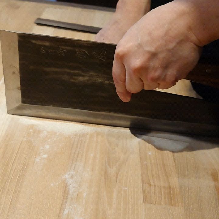サビオを剥がしたら皮膚が粘着物負けました中の人、KaneHisaです

なんだか雨がすごいことになっていますが
KaneHisaの前はそんなになってなくて通常営業しています😊
スタッフが何人か来れなくなっているのでお料理やお飲み物などちょっとお待たせすることになるかもですが、
生ぬるい目で見てやってください🙏
17時より開店です〜

#KaneHisa
#手打ち蕎麦 
#bangkok 
#โซบะ 
#いつも通り 

防水になってる🩹やつでいつも買ってる同じのなのに
皮膚も一緒に…って怪我増えるやつやん…👹