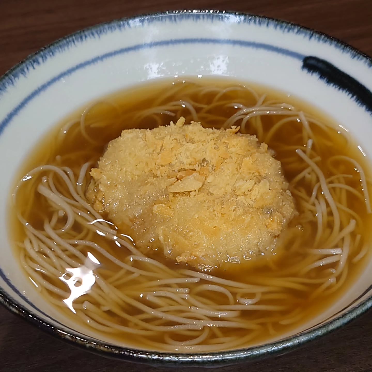 思った以上に洗濯物が乾かない中の人のスボン、KaneHisaです

総雨量は昨日より減った?
降ったり止んだりで出かけにくい一日ですな
とはいえKaneHisaは今日も通常営業17時スタートで~す
きのうと同じくスタッフ少なめなので
ご案内やご提供の遅れもありますが、
生温い目で見守ってくださいまし
お待ちしておりまーす

#KaneHisa
#手打ち蕎麦 
#bangkok 
#โซบะ
#今日もいつも通り

生地か重なったりしてて厚みのある部分とかなんか乾ききってない感じなんだけど、ランドリーサービスで乾燥機も使用しているはずなのに？
今日来てるのはちゃんと乾いたやつだから臭くないよ、一応(笑)