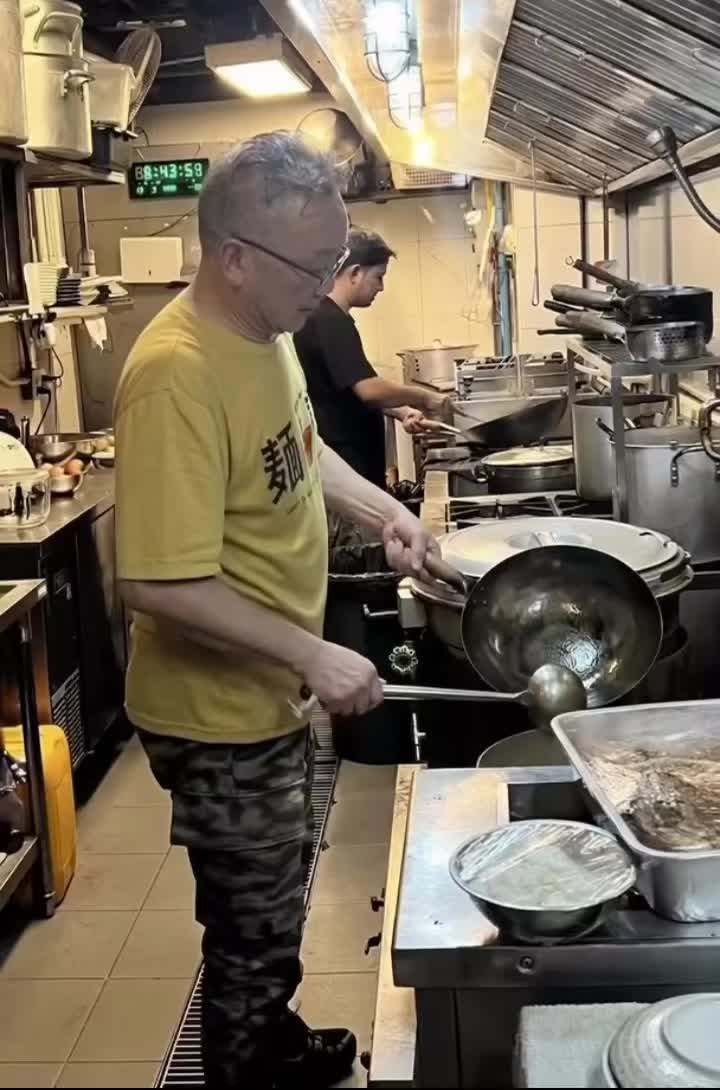 บางครั้งชื่อของร้านหนึ่งร้าน
ไม่ได้เกิดขึ้นจากการตั้งชื่อให้ฟังดูดีเพียงอย่างเดียว

บางชื่อมีไว้เพื่อให้จดจำ
บางชื่อมีเรื่องราวอยู่ข้างใน

MENTOMI คือชื่อที่เชื่อมโยงกับสิ่งที่อยู่ตรงกลางของเรื่องราวทั้งหมด

MEN（麺）
หมายถึง “เส้น” หรือ “บะหมี่”

TOMI
มาจาก TOMIJIMA
นามสกุลของซาโจ้

เมื่อทั้งสองสิ่งมารวมกัน
จึงเกิดเป็นชื่อ MENTOMI

ชื่อที่ไม่ได้เป็นเพียงชื่อร้าน
แต่ยังเป็นชื่อของ Signature Ramen ของเรา

และเมื่อเวลาผ่านไป
MENTOMI ไม่ได้เป็นเพียงชื่อที่ใช้เรียกร้าน

แต่กลายเป็นชื่อที่สะท้อนถึงสิ่งที่เราให้ความสำคัญ
ตั้งแต่เส้น น้ำซุป ไปจนถึงทุกองค์ประกอบที่อยู่ในชาม

เพราะสำหรับเรา
ราเมงไม่ใช่แค่เรื่องของเส้นและน้ำซุป

แต่คือเรื่องของคน
เรื่องของประสบการณ์
และเรื่องของความพิถีพิถันในทุกขั้นตอน

MEN + TOMI
สองสิ่งที่มารวมกัน
กลายเป็นหนึ่งชื่อ

MENTOMI

และนี่คือเรื่องราวของชื่อที่อยู่ในทุกชามของเรา 🍜
#mentomi #btsthonglor #ramen #ramennoodles #ramenlover #ramenbkk #bangkokramen