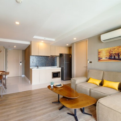 新しいご案内です！✨

スクンビット39の「Upper Suites39」にて、1ベッドルームの広々65㎡のお部屋が登場しました。お家賃は65,000バーツで、10月中旬からご入居いただけます🏠

このお家賃には、週3回のメイドサービスが含まれ、洗濯やアイロン掛けもお任せ。インターネットや約60チャンネルの日本のテレビ、さらに電気水道代までも含まれていて安心です📺💡

バスルームには、日本タイプの洗い場付きで、快適な電動オシュレットが標準装備されています🛁

共用施設も充実。広々としたプールやジム、キッズルームに加えて、ゴルフ練習場も完備。リラックスと運動が一度に楽しめます⛳🏊‍♂️

プロンポン駅まで歩いて行けますが、車のサービスも利用可能です🚗

ご興味のある方は、ぜひお問い合わせください✨

#バンコク生活
#便利な立地
#暮らしを楽しむ
#安心快適
#紅樹株式会社