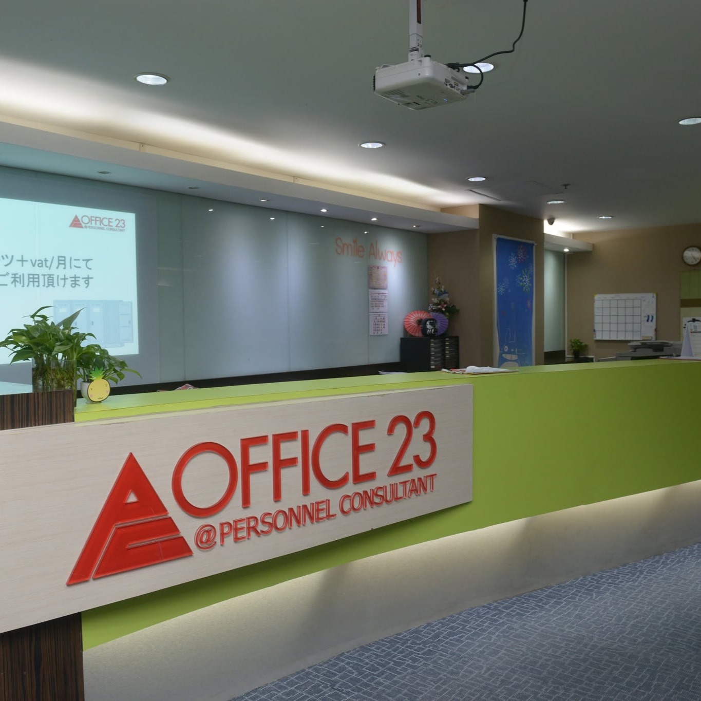 バンコクの便利な立地を活かすサービスオフィス🏢

BTSアソーク駅前にあるJasmine City Hotel内のビルに、9㎡からの小さなスペースをご用意。エアコンやインターネット完備の環境で、デスクと椅子も標準設備です。契約期間は柔軟に対応しており、一年未満の短期契約も可能。ただし、長期契約の方がより経済的です。

その上、食事スペースや会議室の利用オプションも。セミナー開催にも適した広めの部屋があり、ビジネスの拡張性も十分。

立地の良さとコストパフォーマンスで、多くの企業様から人気を博しています。特に、短期的なオフィス利用や規模拡大の必要がない場合には、ぴったりの選択となります。もちろん、会社登記も対応可能です。

様々なビジネスニーズに応じた柔軟な選択肢をぜひご覧ください😊

#バンコクオフィス
#賃貸オフィス
#サービスオフィス
#短期契約
#柔軟なソリューション