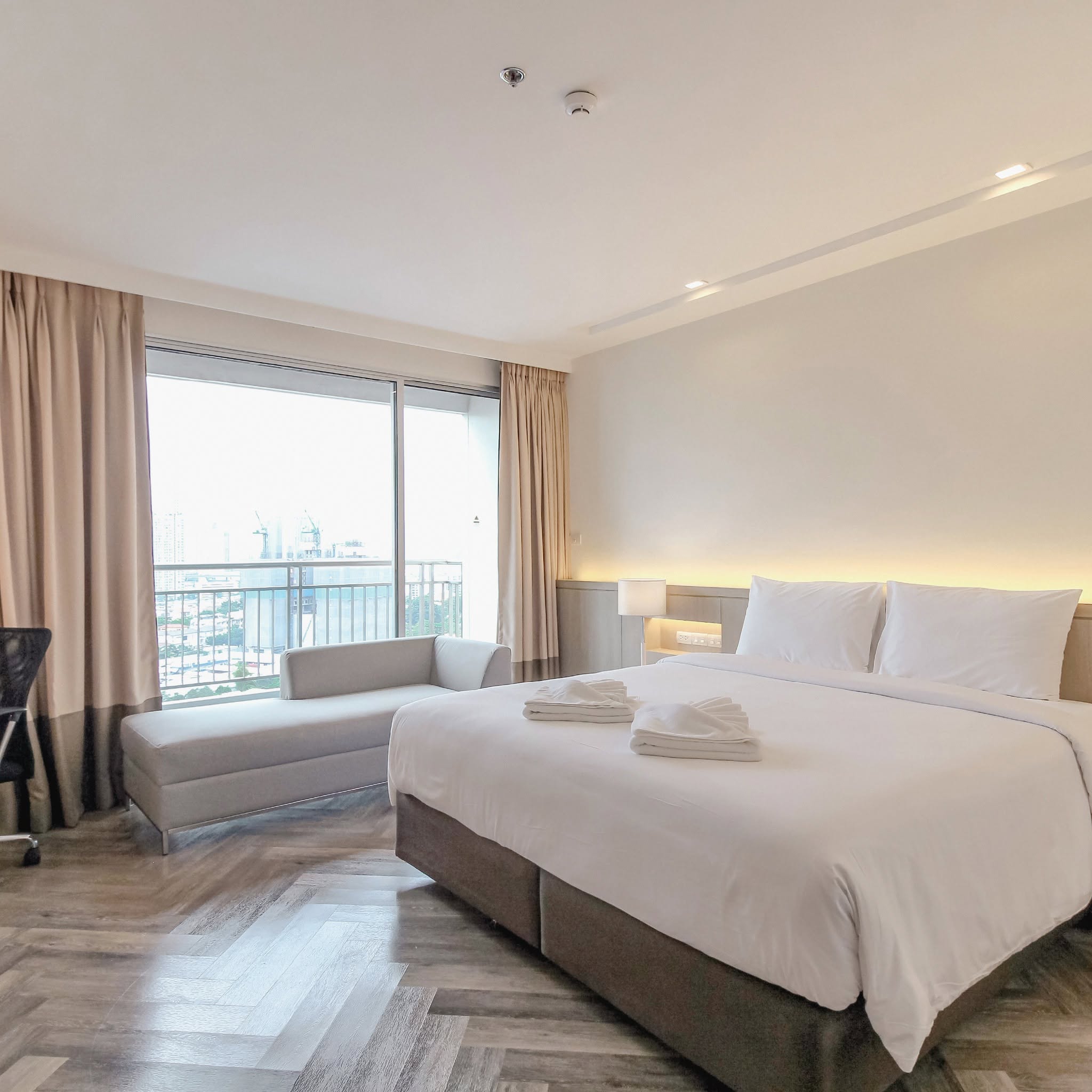 お得に住みたい方に朗報です！

当社は今、Jasmine Grande Residenceにてリーズナブルなサービスアパートメントをご紹介中。単身の方にも家族にも嬉しい、いろいろなお部屋タイプがあります。

✨ 2ベッドルーム、70㎡、月53,000バーツから
✨ 1ベッドルームの広々70㎡
✨ 3ベッドルームの豪華150㎡

日本のテレビ視聴や朝食付きオプションもあるので、日本の生活スタイルをそのままに楽しめます。1階にはスーパーがあり、日常のお買い物も楽々ですよ😊 大浴場やテニスコートなどの充実したファシリティも完備。

ただし、快適に過ごすために、東向きのベランダは使用できませんので、ベランダを重要視される方は西向きをお選びください🙏

詳しい情報や内覧のご希望など、お気軽にお問い合わせください！

#住まい探し
#快適空間
#格安サービスアパート
#紅樹株式会社
#高速アクセス良い