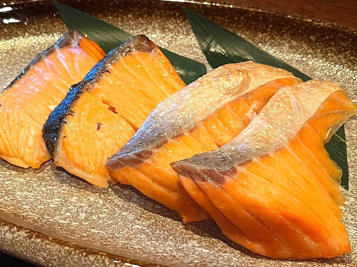 本日もほっこり小料理屋
皆様のご来店お待ちしております🙇

おひとりさま大歓迎！
カウンター席大人気

おばんざい、鉄板焼きメニュー
二階テーブル席、三階個室完備
一階カウンター席でもオーダー可能です

黒兵衛では
各種ご宴会のご予約承ります♪
コース1,000バーツ〜
飲み放題 300バーツor 400バーツ

二階テーブル席
三階9名様までの小宴会用個室ございます。

よろしくお願いします♪
10月もHappy hour 開催中です
17:00〜19:30

キリンビール大瓶　120B
ウィスキーハイボール　80B

Happy hour in  October❗️
17:00〜19:30
Kirin Beer Big Bottle 120B
Whisky Hi-ball 80B

#バンコク創作料理居酒屋 #バンコク日本料理店 #バンコク小料理屋 #バンコクおひとりさま #バンコク1人飲みプラカノン バンコク日本人女性スタッフ常駐 バンコクおかみさん バンコクお好み焼き屋 バンコク鉄板焼き  バンコクおばんざい  japanesefood bangkok phrakhanong japaneserestaurant reopen happyhour obanzai bangkokokonomiyaki bangkokteppanyaki