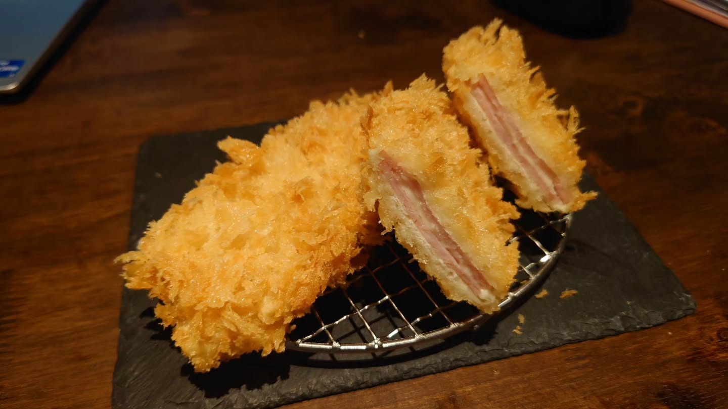 正直なところ最近暇なんどす、KaneHisaです

そういうわけでデリバリーでも始めようかと
色々影でコソコソ画策しております
麺がのびて美味しくないとかとかありますが、確かに配合比率が違うとかとかありますが
やってみる価値はありそうだな、と
デリバリー用に用意した特製中細麺が通りますよっと
日本のコンビニさんのようにほぐしくっついた麺のほぐし用の水もつけるから試してみてね〜

#KaneHisa
#手打ち蕎麦
#bangkok 
#โซบะ
#デリバリー

ちなみにスタートは未定
登録がかなりメンドイ
できたらまた報告するね〜
