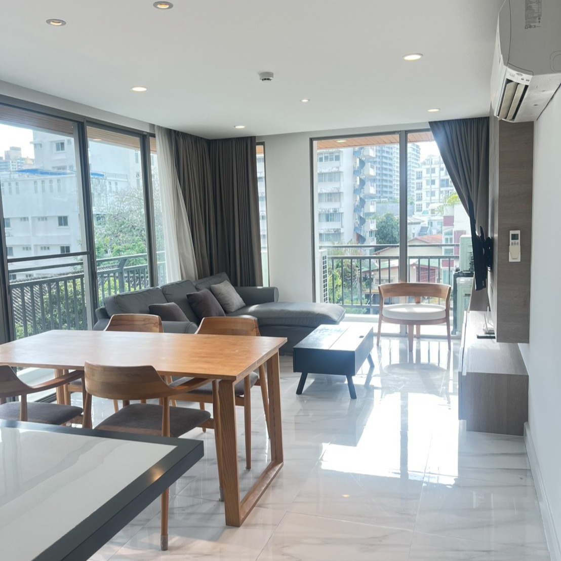 🏠 新着情報！サミティベート病院近くの「SERENITY THONGLOR 13」にある広さ120㎡の3ベッドルームの物件はいかがですか？月々の賃料は77,000バーツです。築年数も新しく、清潔感あるお部屋です✨

この物件はペットも飼える希少タイプですので、ペットと一緒の日常を楽しむことができます🐾 また、プール、ジム、キッズルームがあり、ご家族全員が快適に過ごせる環境も整っています。

アパートメントには車のサービスもあり、毎日の移動もスムーズです🚗 空室が出ることは稀なので、興味がある方はお早めにご連絡ください。ご希望のお客様には、ぜひ現地見学も案内いたします👀

#タイ生活
#ペット可物件
#家族向け住居
#紅樹株式会社
#病院近い物件