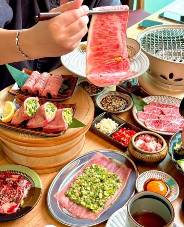 สวัสดีค่ะ! ร้าน Oniku to Gohan สาขาอ่อนนุชค่ะ 🥩🍚

ไม่ว่าจะเป็นมื้ออร่อยหลังเลิกงาน หรือมื้อพิเศษกับครอบครัวและเพื่อนๆ มาร่วมใช้เวลาสบายๆ พร้อมอิ่มอร่อยไปกับเนื้อย่างคุณภาพดีที่ร้านของเรากันนะคะ ☺️

🚗 ทางร้านมีที่จอดรถให้บริการ! แม้ในวันที่ฝนตก ก็สามารถเดินเข้ามาที่ร้านได้โดยไม่ต้องเปียกฝนค่ะ ☔️

สำหรับลูกค้าที่นำรถมาจอด กรุณาแสดงบัตรจอดรถให้พนักงานตอนชำระเงินนะคะ

ไม่จำเป็นต้องไปดำเนินการที่จุดประชาสัมพันธ์ด้วยตัวเองค่ะ! พนักงานของเราจะช่วยดำเนินการให้แทนค่ะ 🙆‍♀️

พวกเรารอต้อนรับลูกค้าทุกท่านอยู่นะคะ ✨⁡
📍Onnut Plaza
⏰11:30-22:00
☎0654722730
LINE @100hlgjm