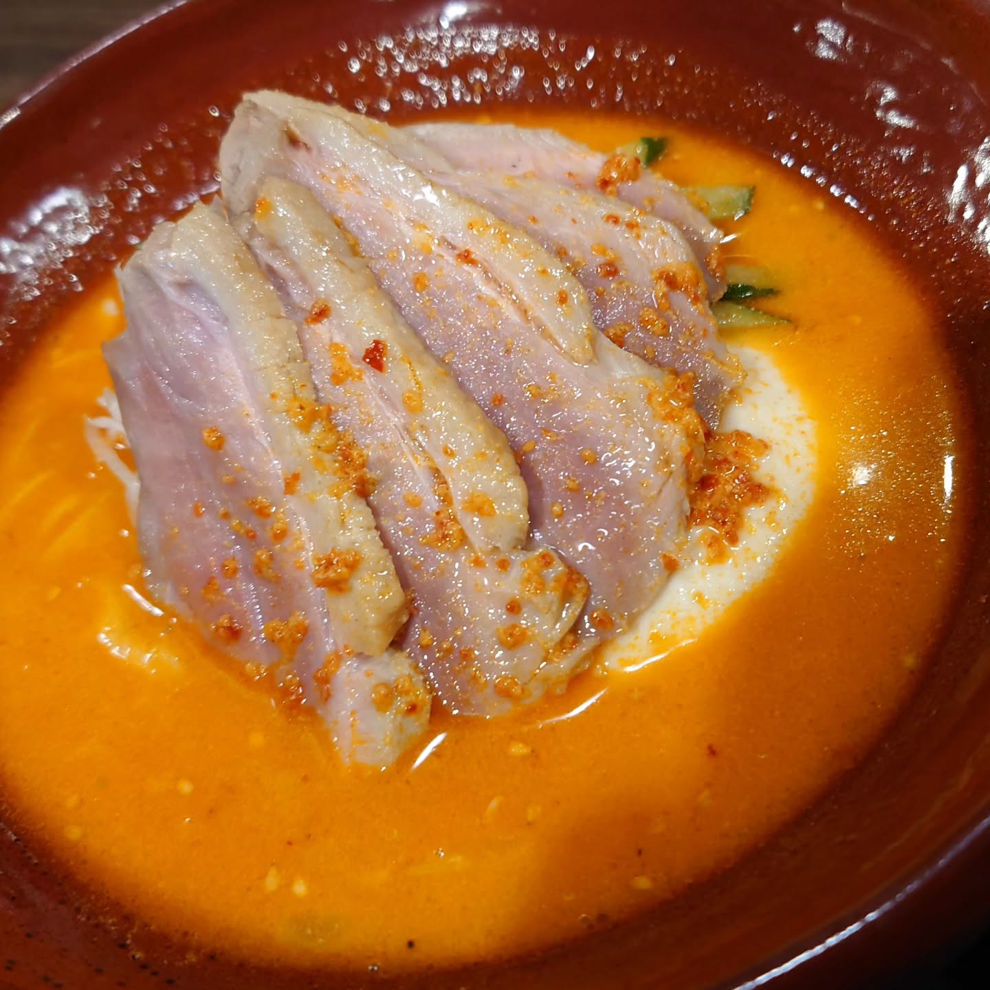 最近お豆富やら納豆やら大豆商品に興味津々中の人、KaneHisaです

お蕎麦メニューの麺をお豆富に変えてもいけんじゃね?!
という安直な思いからできたこのメニュー
白胡麻ペーストと豆板醤からできたスープにお豆富だから
冷やし豆乳担々麺みたいな味わいになった🦆?麺ないけど
通常メニューとは一味違うごちそうお豆富になっちゃいましたとさ

#KaneHisa
#手打ち蕎麦 
#bangkok 
#โซบะ 
#自家製豆富 

最近の試作品はなんと納豆？アレンジ？
乞うご期待
