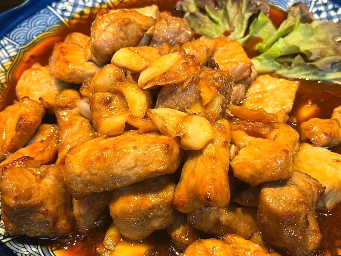 昨夜は沢山のお客様のご来店頂き
誠に有難うございました！
本日も絶賛営業中です🈺
皆様のご来店お待ちしております😄

おひとりさま大歓迎！
カウンター席大人気

おばんざい、鉄板焼きメニュー
二階テーブル席、三階個室完備
一階カウンター席でもオーダー可能です

黒兵衛では
各種ご宴会のご予約承ります♪
コース1,000バーツ〜
飲み放題 300バーツor 400バーツ

二階テーブル席
三階9名様までの小宴会用個室ございます。

よろしくお願いします♪
10月もHappy hour 開催中です
17:00〜19:30

キリンビール大瓶　120B
ウィスキーハイボール　80B

Happy hour in  October❗️
17:00〜19:30
Kirin Beer Big Bottle 120B
Whisky Hi-ball 80B

#バンコク創作料理居酒屋 #バンコク日本料理店 #バンコク小料理屋 #バンコクおひとりさま #バンコク1人飲みプラカノン バンコク日本人女性スタッフ常駐 バンコクおかみさん バンコクお好み焼き屋 バンコク鉄板焼き  バンコクおばんざい  japanesefood bangkok phrakhanong japaneserestaurant reopen happyhour obanzai bangkokokonomiyaki bangkokteppanyaki