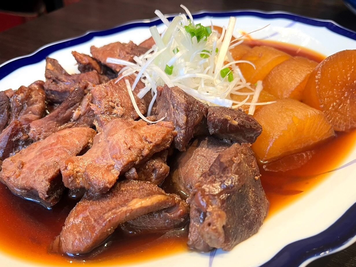 本日もよろしくお願いします😄
皆様のご来店お待ちしております🙇

おひとりさま大歓迎！
カウンター席大人気

おばんざい、鉄板焼きメニュー
二階テーブル席、三階個室完備
一階カウンター席でもオーダー可能です

黒兵衛では
各種ご宴会のご予約承ります♪
コース1,000バーツ〜
飲み放題 300バーツor 400バーツ

二階テーブル席
三階9名様までの小宴会用個室ございます。

よろしくお願いします♪
10月もHappy hour 開催中です
17:00〜19:30

キリンビール大瓶　120B
ウィスキーハイボール　80B

Happy hour in  October❗️
17:00〜19:30
Kirin Beer Big Bottle 120B
Whisky Hi-ball 80B

#バンコク創作料理居酒屋 #バンコク日本料理店 #バンコク小料理屋 #バンコクおひとりさま #バンコク1人飲みプラカノン バンコク日本人女性スタッフ常駐 バンコクおかみさん バンコクお好み焼き屋 バンコク鉄板焼き  バンコクおばんざい  japanesefood bangkok phrakhanong japaneserestaurant reopen happyhour obanzai bangkokokonomiyaki bangkokteppanyaki