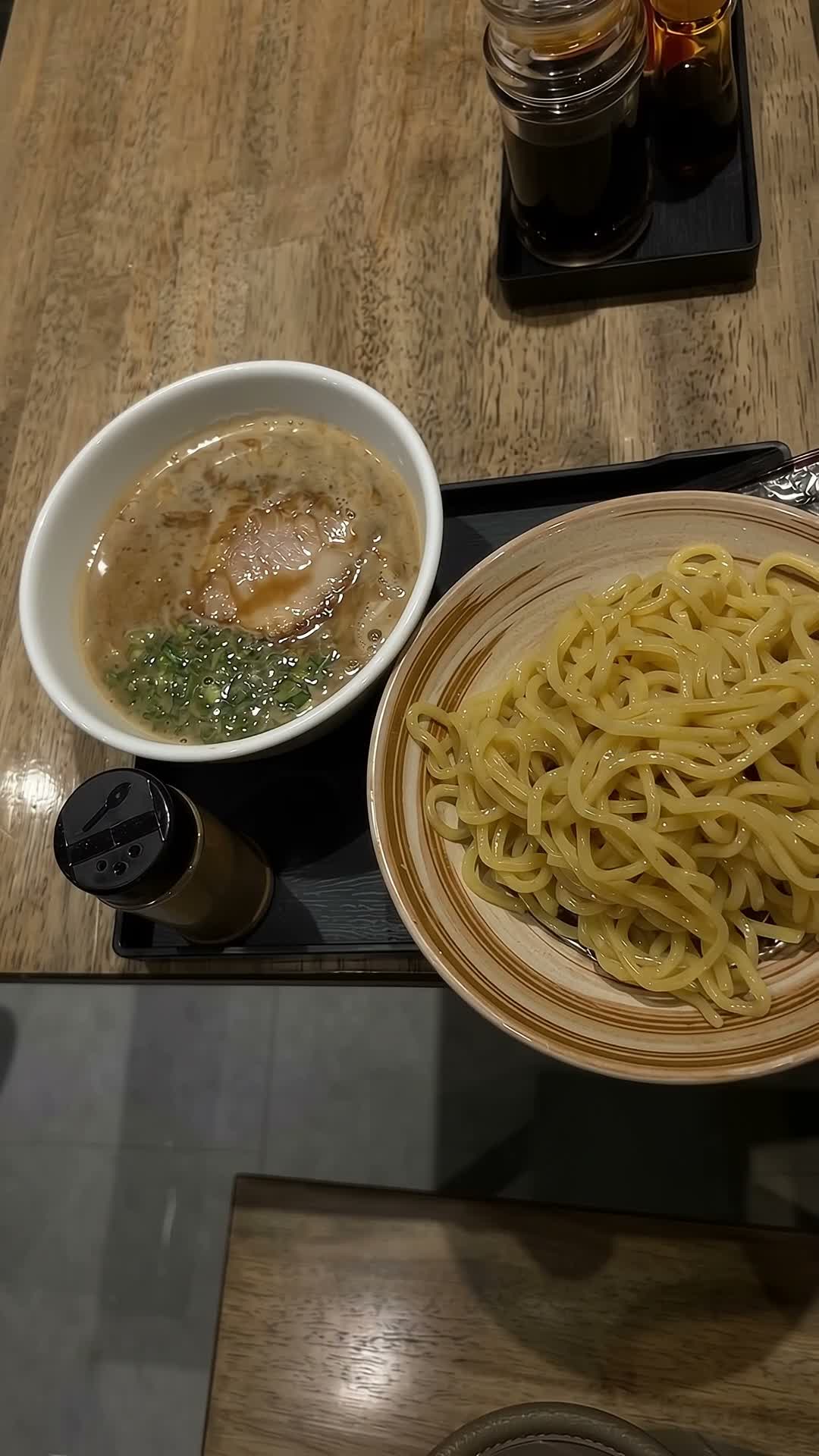 เส้นราเมง…ความสุกที่เลือกได้ 🍜

麺の硬さ、お好みで。
Men no katasa, okonomi de.
ความนุ่มของเส้น เลือกได้ตามความชอบ

รู้ไหมว่า…การกินราเมงในญี่ปุ่น ไม่ได้มีแค่การเลือกน้ำซุปหรือท็อปปิงเท่านั้น แต่ยังสามารถเลือกระดับความแข็งของเส้นได้อีกด้วย

คล้ายกับการสั่งสปาเกตตีแบบ Al dente ที่เส้นยังมีความแน่นและหนึบกำลังดี การเลือกความแข็งของเส้นราเมงก็เป็นอีกหนึ่งรายละเอียดที่ทำให้ประสบการณ์การกินแตกต่างกันไป

🍜 Yawamen（やわめん）— เส้นนุ่ม

สำหรับคนที่ชอบเส้นนุ่ม ลวกจนเส้นคลายความแข็งลง ให้สัมผัสนุ่มละมุน เคี้ยวง่าย เหมาะกับคนที่ชอบความนุ่มของเส้นเป็นพิเศษ

🍜 Katamen（かためん）— เส้นแข็ง

สำหรับคนที่ชอบเส้นแน่น มีความเด้งและหนึบเมื่อเคี้ยว ให้สัมผัสที่แตกต่างจากเส้นนุ่ม เหมาะกับคนที่ชอบให้เส้นยังคงความแน่นอยู่

แล้วแบบไหนอร่อยกว่ากัน?

คำตอบคือ…ไม่มีแบบไหนดีที่สุดสำหรับทุกคน เพราะความอร่อยขึ้นอยู่กับความชอบของแต่ละคน รวมถึงชนิดของเส้นและสไตล์ราเมงที่เลือกกินด้วย

บางคนชอบเส้นนุ่มที่เข้ากันกับน้ำซุป บางคนชอบเส้นแน่นที่เคี้ยวสนุก และบางคนก็ชอบระดับความสุกที่อยู่ตรงกลางระหว่างสองแบบนี้

เพราะราเมงที่ดี ไม่ได้มีแค่เรื่องของน้ำซุป แต่ยังรวมถึงรายละเอียดเล็ก ๆ ที่ทำให้แต่ละคนค้นพบความอร่อยในแบบของตัวเอง

คุณล่ะ ชอบเส้นราเมงแบบไหน?

YAWAMEN หรือ KATAMEN? 🍜

#ramenbkk #bangkokramen #RamenMentomi #ramennoodles #mentomi #Thonglor #ramenlover #ramen #BangkokRamen #tsukemen #btsthonglor #OsakaRamen