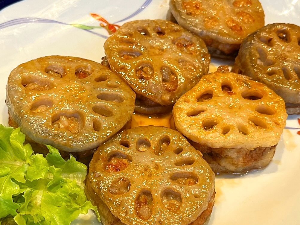 華金ですよ〜✨
今週もお疲れさまでした
お席に余裕あります
美味しいもん食べて飲んでストレス発散しましょ😄
皆様のご来店お待ちしております🙇

おひとりさま大歓迎！
カウンター席大人気

おばんざい、鉄板焼きメニュー
二階テーブル席、三階個室完備
一階カウンター席でもオーダー可能です

黒兵衛では
各種ご宴会のご予約承ります♪
コース1,000バーツ〜
飲み放題 300バーツor 400バーツ

二階テーブル席
三階9名様までの小宴会用個室ございます。

よろしくお願いします♪
10月もHappy hour 開催中です
17:00〜19:30

キリンビール大瓶　120B
ウィスキーハイボール　80B

Happy hour in  October❗️
17:00〜19:30
Kirin Beer Big Bottle 120B
Whisky Hi-ball 80B

#バンコク創作料理居酒屋 #バンコク日本料理店 #バンコク小料理屋 #バンコクおひとりさま #バンコク1人飲みプラカノン バンコク日本人女性スタッフ常駐 バンコクおかみさん バンコクお好み焼き屋 バンコク鉄板焼き  バンコクおばんざい  japanesefood bangkok phrakhanong japaneserestaurant reopen happyhour obanzai bangkokokonomiyaki bangkokteppanyaki
