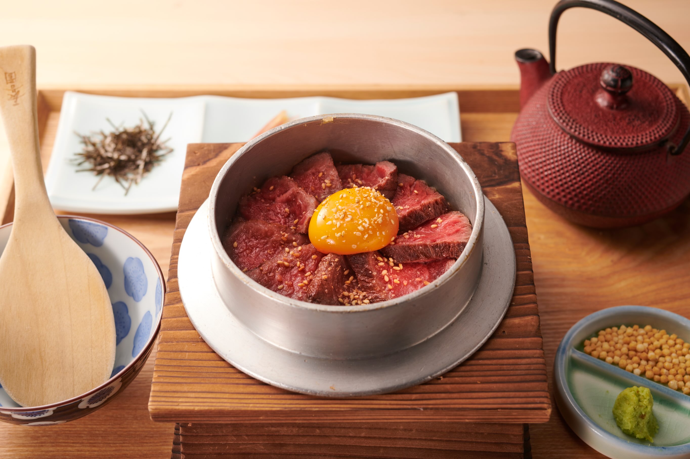 【Discover Our New Menu!】

Exciting new dishes are arriving at Jidori Cuisine Ken!
Today, we’d like to introduce three of our latest creations.

🍚 Wagyu Kamameshi – Hitsumabushi Style

Freshly cooked Japanese rice topped with tender, charcoal-grilled Wagyu beef.
Enjoy the rich flavors first, then pour the specially prepared dashi broth over the rice for a delicious ochazuke-style finish.

🔥Soy Koji Marinated Pork Belly

Pork belly slowly marinated in soy koji to develop a rich, mellow umami flavor.
The natural fermentation process makes the meat wonderfully tender and juicy.

🍜 Wagyu Minced Beef Curry Soba

A Japanese favorite with a flavorful twist!
Made with our traditional soba dashi broth and savory minced Wagyu beef, creating a rich, aromatic curry with a deep, satisfying flavor.

Three delicious new dishes, each carefully prepared to bring out the best of its ingredients.

We hope you’ll come and give them a try!

【新メニューのご紹介】

地鶏料理けんでは、新メニューが続々登場！ 本日は、その中からおすすめの3品をご紹介します。

🍚 和牛釜飯ひつまぶし風
炊き立ての釜飯に、香ばしく焼き上げた炭火焼和牛を贅沢に。 途中からは、添えられた特製出汁をかけて、お茶漬け風にお楽しみください。

🥩 豚バラ醤油麹焼き
醤油麹でじっくり漬け込むことで、まろやかな旨味とコクを引き出しました。発酵の力でお肉は柔らかく、ジューシーな仕上がりに。

🍜 和牛そぼろカレーそば
みんな大好きなカレー蕎麦。 蕎麦出汁をベースに、和牛そぼろの旨味を加えた、奥深く味わい豊かな一品です。

それぞれの素材の持ち味を生かした、新しい3品。
ぜひ一度お試しください！
#地鶏料理けん #jidoricuisineken #japanesefoodbangkok #japanesefoods #genjapanesecharcoalgrill