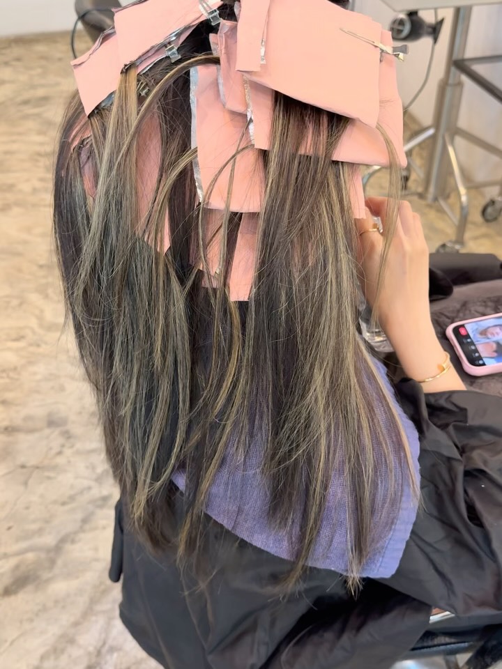 ✨💫 Highlight Retouch | เติมไฮไลท์ช่วงโคนผม

สำหรับลูกค้าที่เคยทำไฮไลท์มาแล้ว เมื่อเส้นผมงอกใหม่ สีบริเวณโคนจะเริ่มแตกต่างจากช่วงกลางและปลายผม การเติมไฮไลท์ช่วงโคนจึงช่วยให้สีผมกลับมาดูกลมกลืนและมีมิติมากขึ้น โดยไม่จำเป็นต้องทำไฮไลท์ใหม่ทั้งศีรษะทุกครั้ง

ครั้งนี้ทาง ADOR ทองหล่อเราเติมไฮไลท์เส้นเล็กบริเวณโคนผม เพื่อเชื่อมต่อกับไฮไลท์เดิม ให้สีผมดูต่อเนื่องตั้งแต่โคนจรดปลาย พร้อมปรับโทนสีเทาหม่น (Ash Grey) ให้ดูละมุนและมีประกายเย็นอย่างเป็นธรรมชาติ

#HairAtelierADOR #ร้านทำผมทองหล่อ
#JapaneseHairSalon
#HighlightRetouch #HairColor